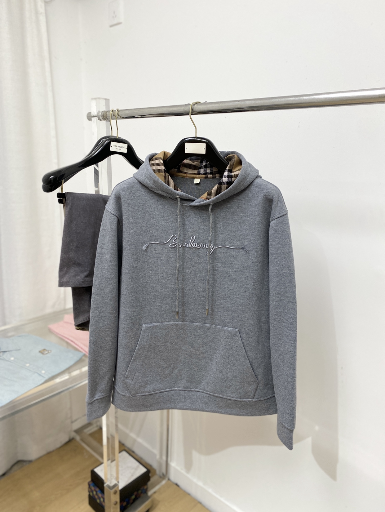 NO:660833,Burberry, 2025 new sweatshirt, handsome and fashionable, exquisite embroidery pattern letter logo on the chest, simple and versatile. The fabric cotton is not only crisp and maintains the trendy silhouette, but also comfortable to wear, the yarn is more delicate, the size is M-3XL,, burberry, hoodie, sweatshirts,  19860909巴宝莉、2025新品卫衣,帅气时尚,胸前精致刺绣图案字母logo,简约百搭款.面料棉 不仅挺括,保持潮流的廓形,又穿着舒适,纱织更细腻,码数M-3XL,,burberry,hoodie,sweatshirts, ,Men's clothing