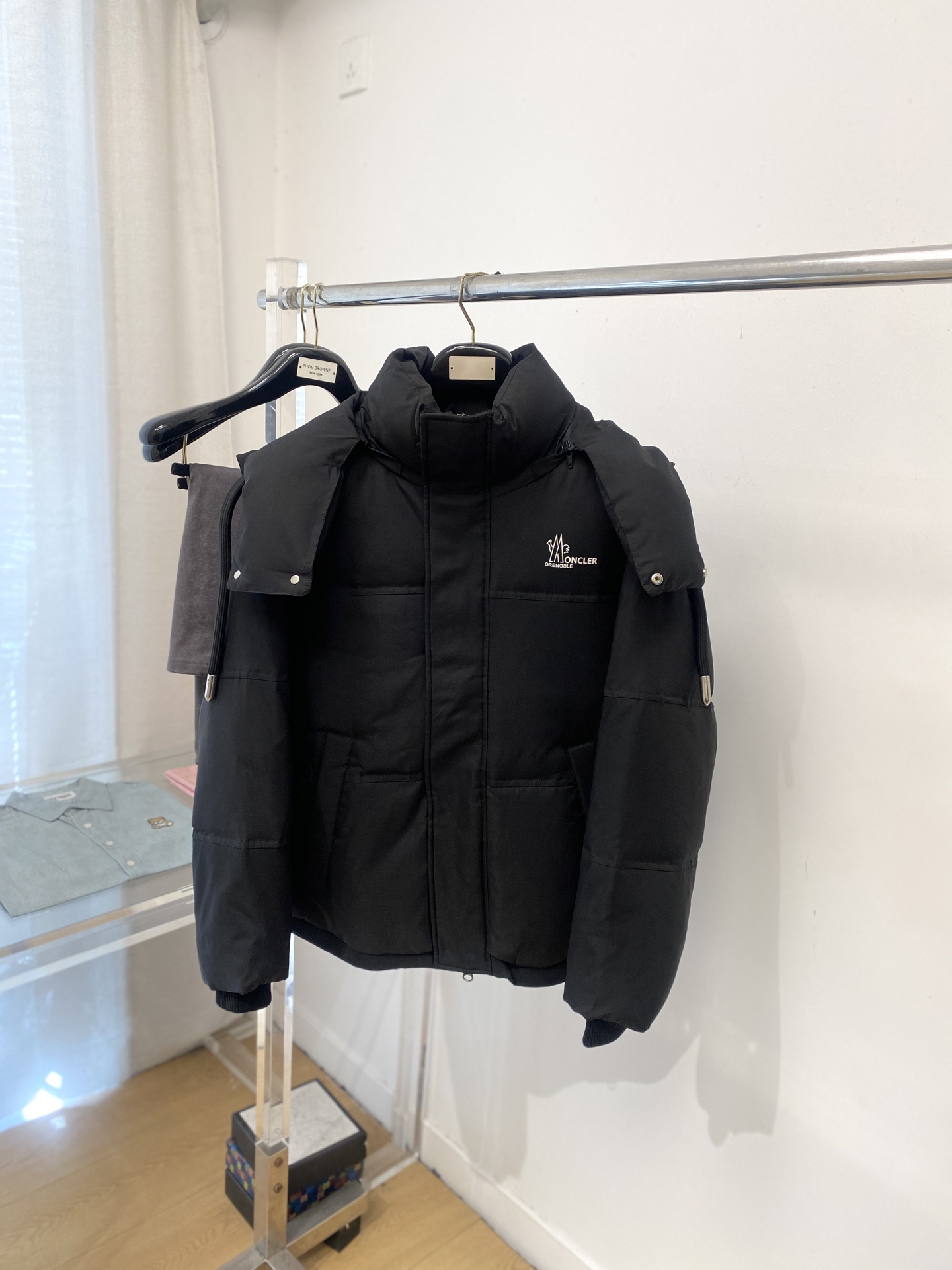 NO:691463,Meng Mouth, the latest 2025 men's lightweight down jacket, the fabric is soft and comfortable.  The upper body shape is awesome.  zipper.  The accessories are all custom-supplied and imported fabrics, which are light and comfortable, warm and stylish, simple and elegant!  Lightweight and warm, the best choice to keep out the cold in autumn and winter. Size M-3XL, Moncler, down jacket,19860909蒙口、2025最新款男士轻薄羽绒服、面料柔软舒适 ．上身版型超赞 ．拉链．辅料都是客供 、进口面料,轻便舒适,保暖有型、简单大方款式！轻便保暖、秋冬御寒的最佳选择 码数M-3XL,,Moncler,down jacket,,Men's clothing