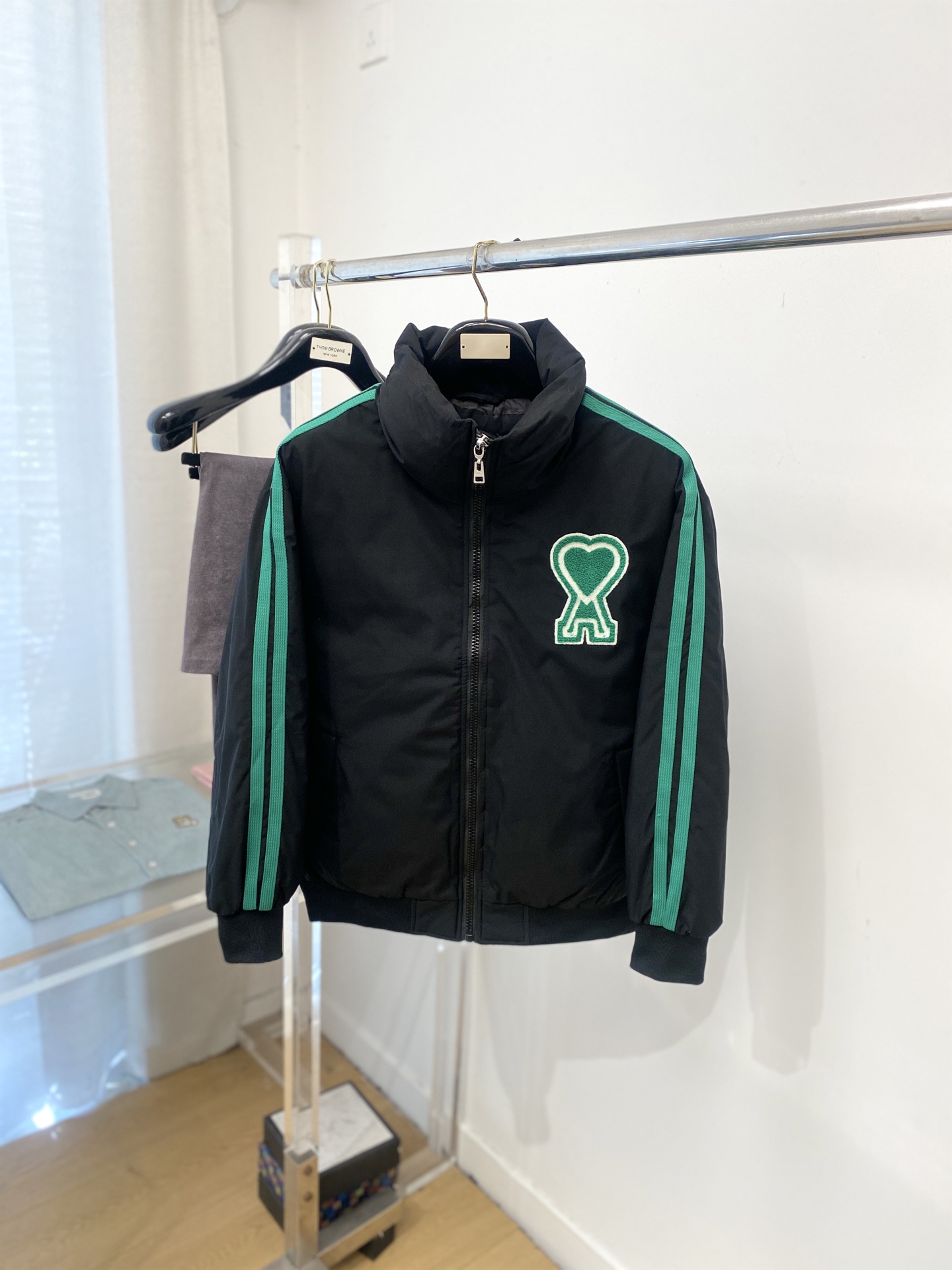 NO:691462,ami, the latest 2025 men's lightweight down jacket, the fabric is soft and comfortable.  The upper body shape is awesome.  zipper.  The accessories are all custom-supplied and imported fabrics, which are light and comfortable, warm and stylish, simple and elegant!  Lightweight and warm, the best choice to keep out the cold in autumn and winter. Size M-3XL,, down jacket,19860909ami、2025最新款男士轻薄羽绒服、面料柔软舒适 ．上身版型超赞 ．拉链．辅料都是客供 、进口面料,轻便舒适,保暖有型、简单大方款式！轻便保暖、秋冬御寒的最佳选择 码数M-3XL,,down jacket,,Men's clothing