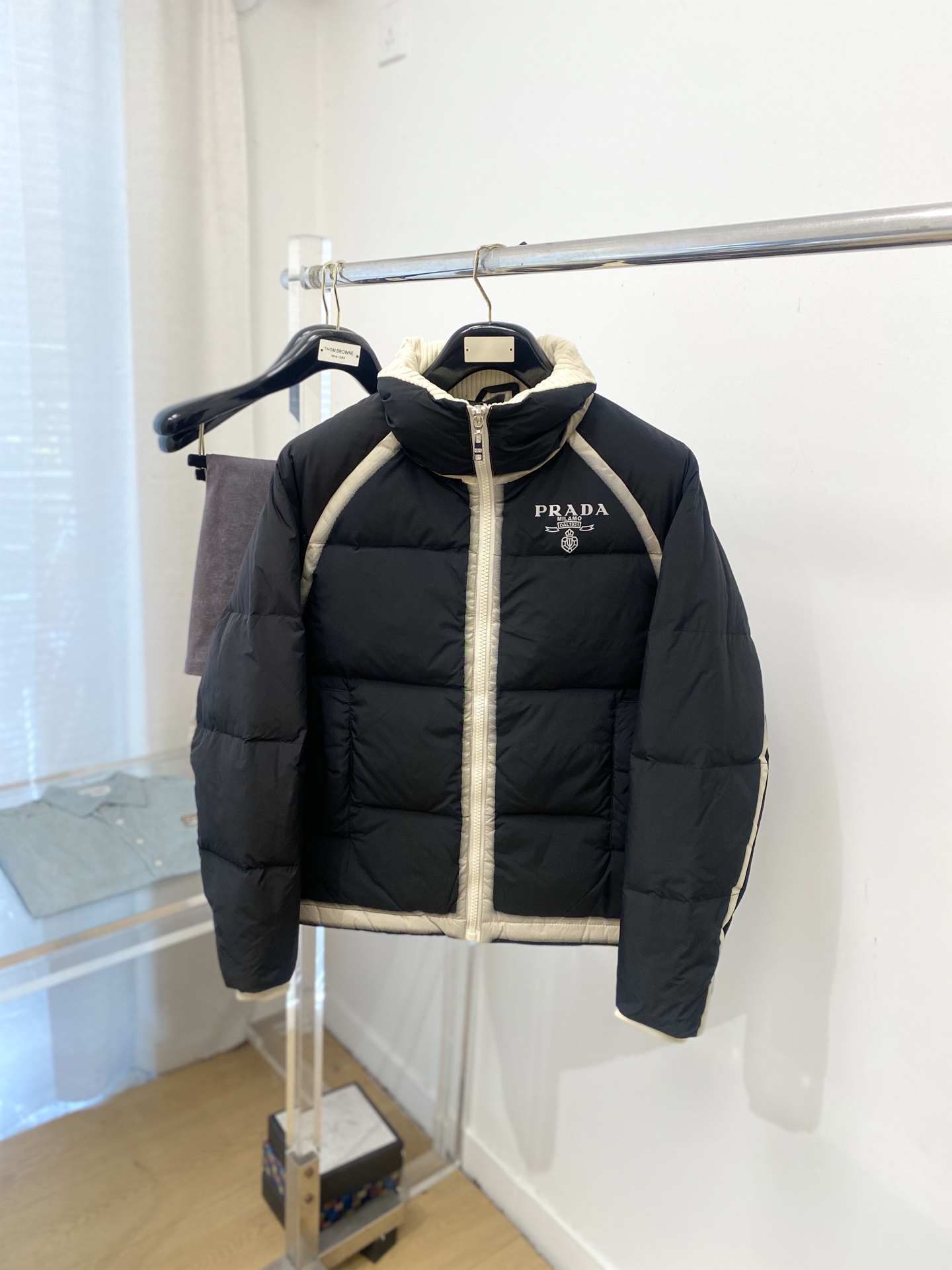 NO:691459,Prada, the latest 2025 men's lightweight down jacket, the fabric is soft and comfortable.  The upper body shape is awesome.  zipper.  The accessories are all custom-supplied and imported fabrics, which are light and comfortable, warm and stylish, simple and elegant!  Lightweight and warm, the best choice to keep out the cold in autumn and winter. Size M-3XL, prada, down jacket,19860909普拉达、2025最新款男士轻薄羽绒服、面料柔软舒适 ．上身版型超赞 ．拉链．辅料都是客供 、进口面料,轻便舒适,保暖有型、简单大方款式！轻便保暖、秋冬御寒的最佳选择 码数M-3XL,,prada,down jacket,,Men's clothing