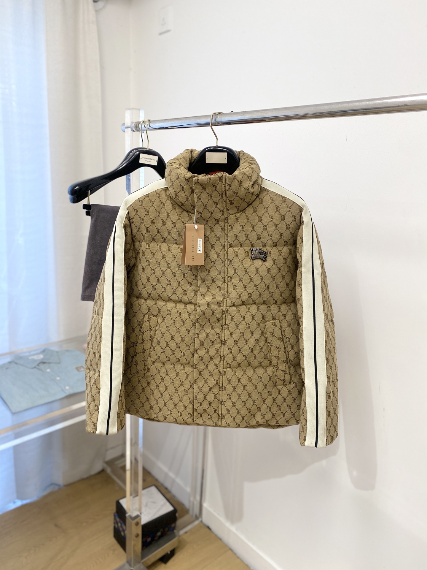 NO:691465,Burberry, the latest 2025 men's lightweight down jacket, the fabric is soft and comfortable.  The upper body shape is awesome.  zipper.  The accessories are all custom-supplied and imported fabrics, which are light and comfortable, warm and stylish, simple and elegant!  Lightweight and warm, the best choice to keep out the cold in autumn and winter. Size M-3XL,,burberry,down jacket,19860909巴宝莉、2025最新款男士轻薄羽绒服、面料柔软舒适 ．上身版型超赞 ．拉链．辅料都是客供 、进口面料,轻便舒适,保暖有型、简单大方款式！轻便保暖、秋冬御寒的最佳选择 码数M-3XL,,burberry,down jacket,,Men's clothing