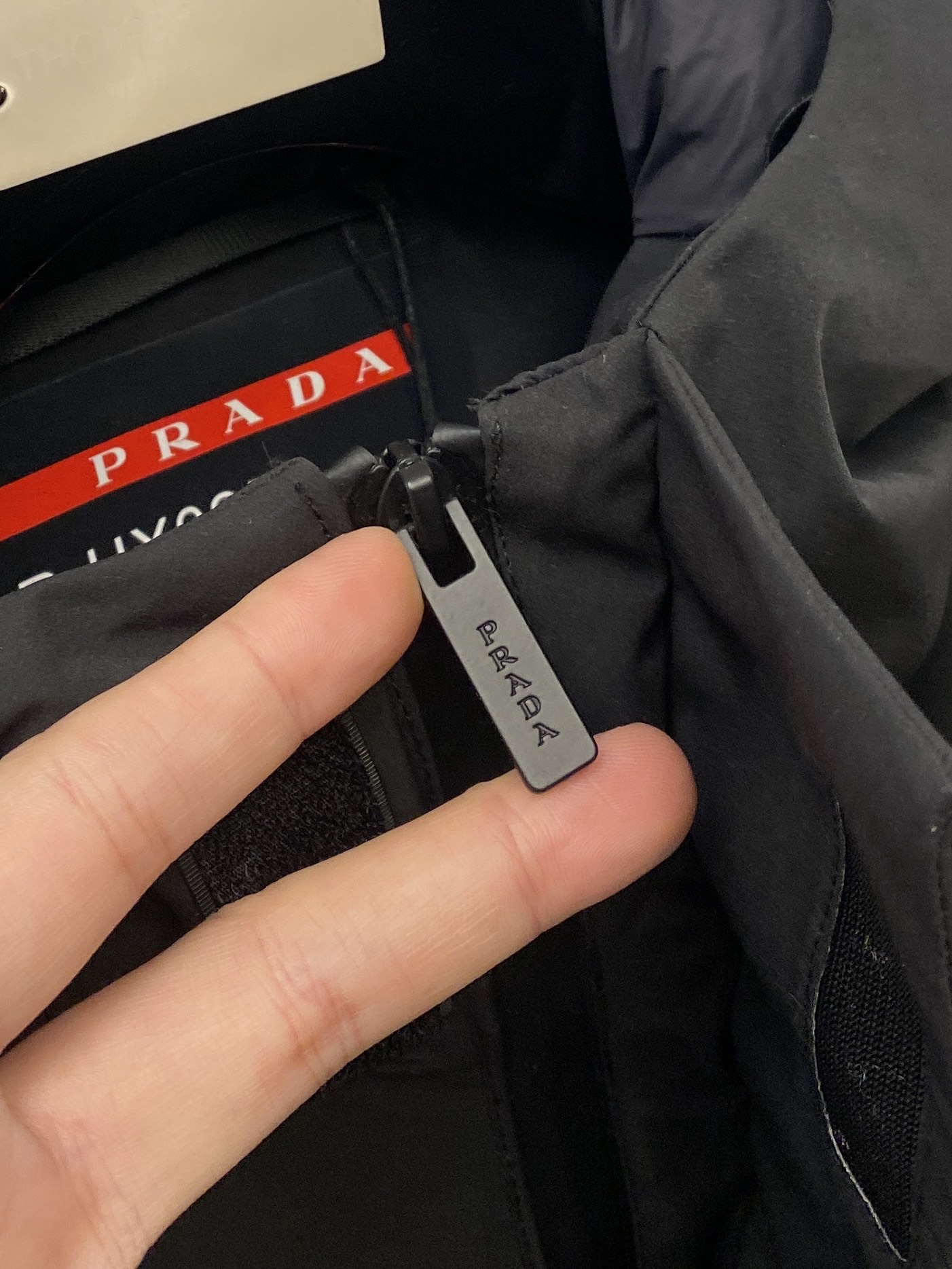 普拉达、2025最新款男士轻薄羽绒夹克、面料柔软舒适 ．上身版型超赞 ．拉链．辅料都是客供 、进口面料，