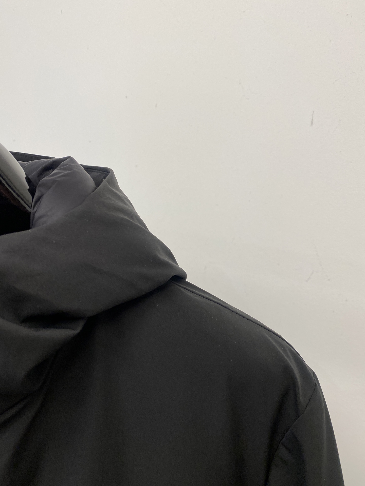 普拉达、2025最新款男士轻薄羽绒夹克、面料柔软舒适 ．上身版型超赞 ．拉链．辅料都是客供 、进口面料，