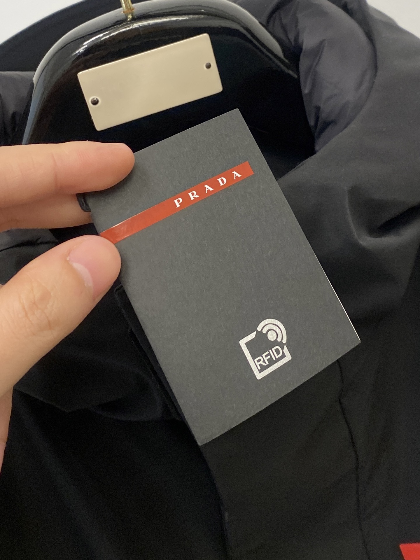 普拉达、2025最新款男士轻薄羽绒夹克、面料柔软舒适 ．上身版型超赞 ．拉链．辅料都是客供 、进口面料，