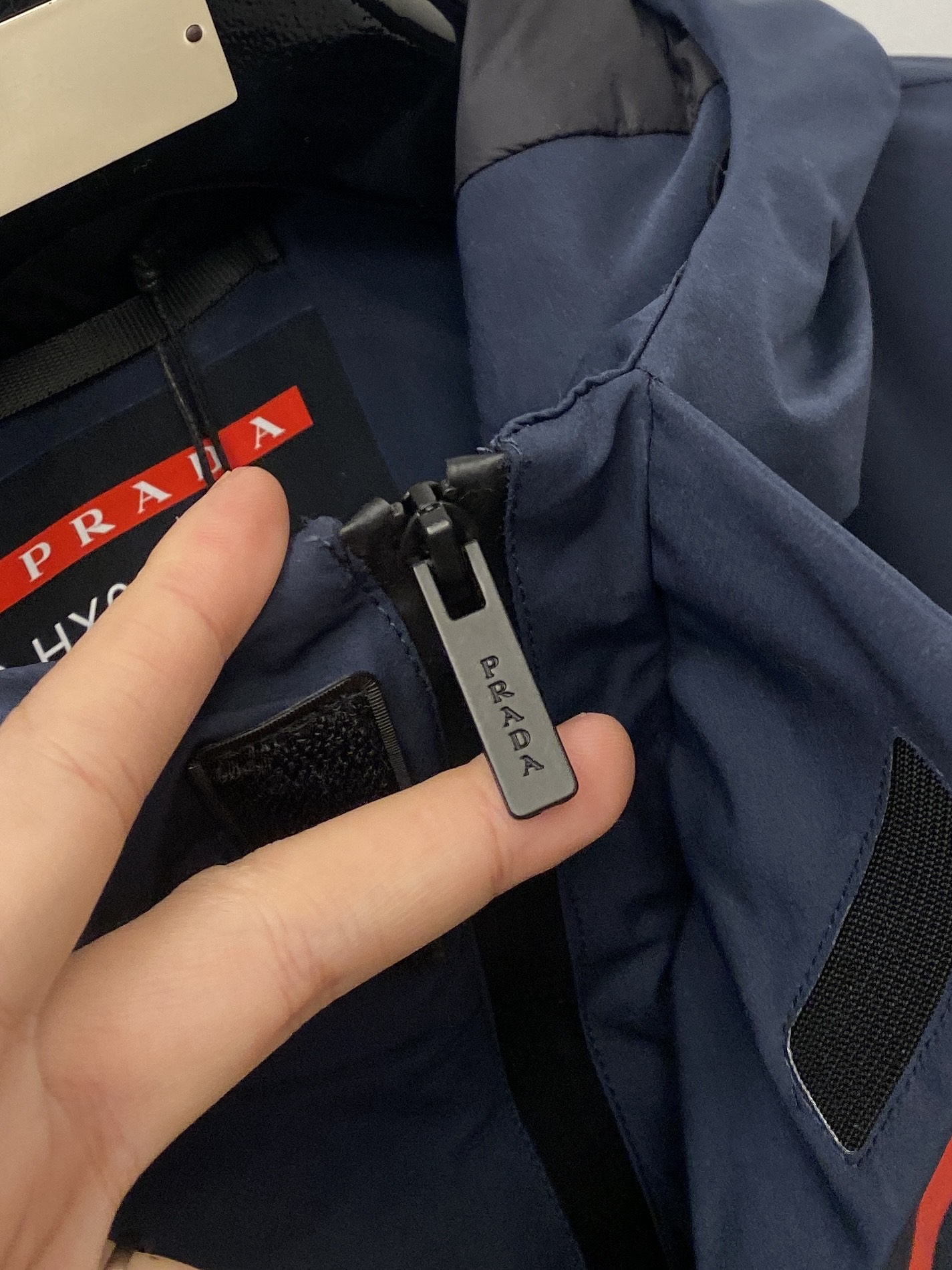 普拉达、2025最新款男士轻薄羽绒夹克、面料柔软舒适 ．上身版型超赞 ．拉链．辅料都是客供 、进口面料，
