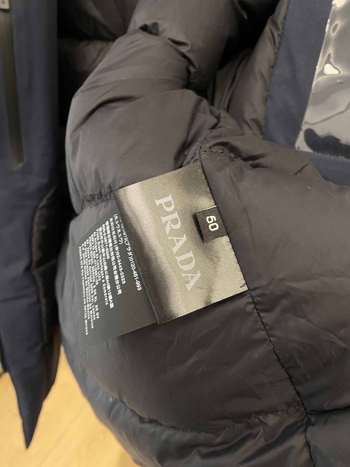 普拉达、2025最新款男士轻薄羽绒夹克、面料柔软舒适 ．上身版型超赞 ．拉链．辅料都是客供 、进口面料，