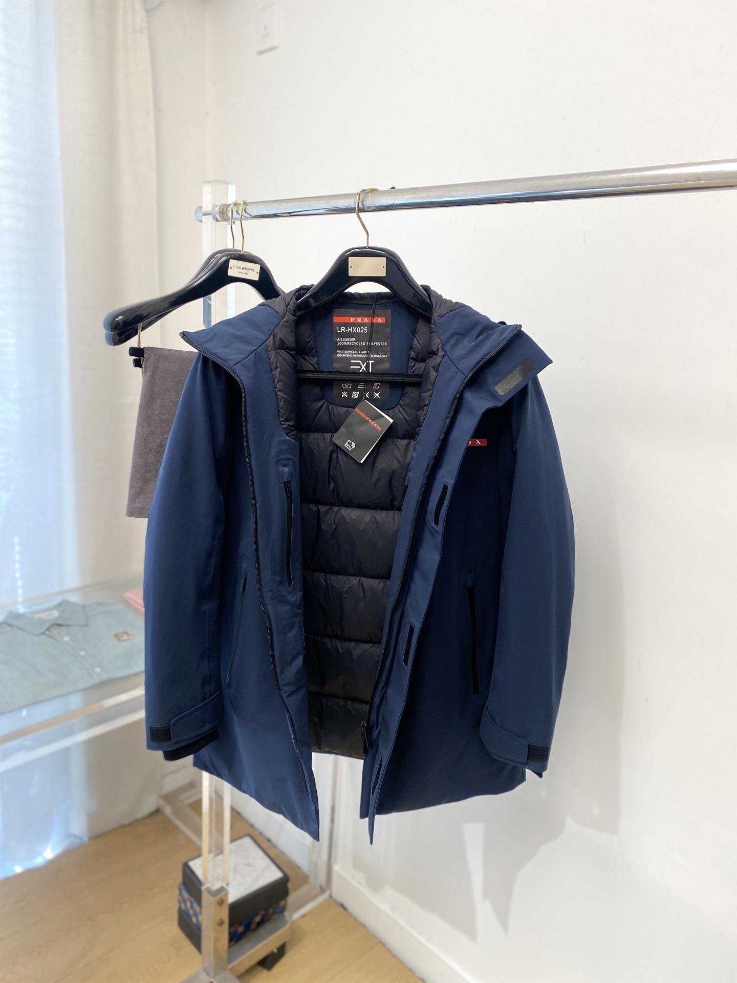 普拉达、2025最新款男士轻薄羽绒夹克、面料柔软舒适 ．上身版型超赞 ．拉链．辅料都是客供 、进口面料，