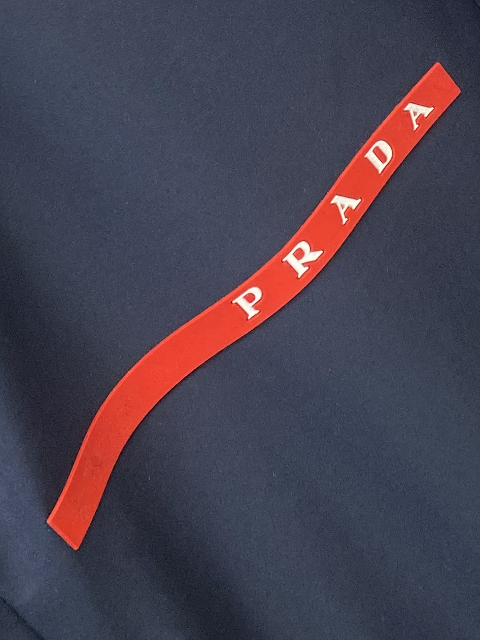 普拉达、2025最新款男士轻薄羽绒夹克、面料柔软舒适 ．上身版型超赞 ．拉链．辅料都是客供 、进口面料，