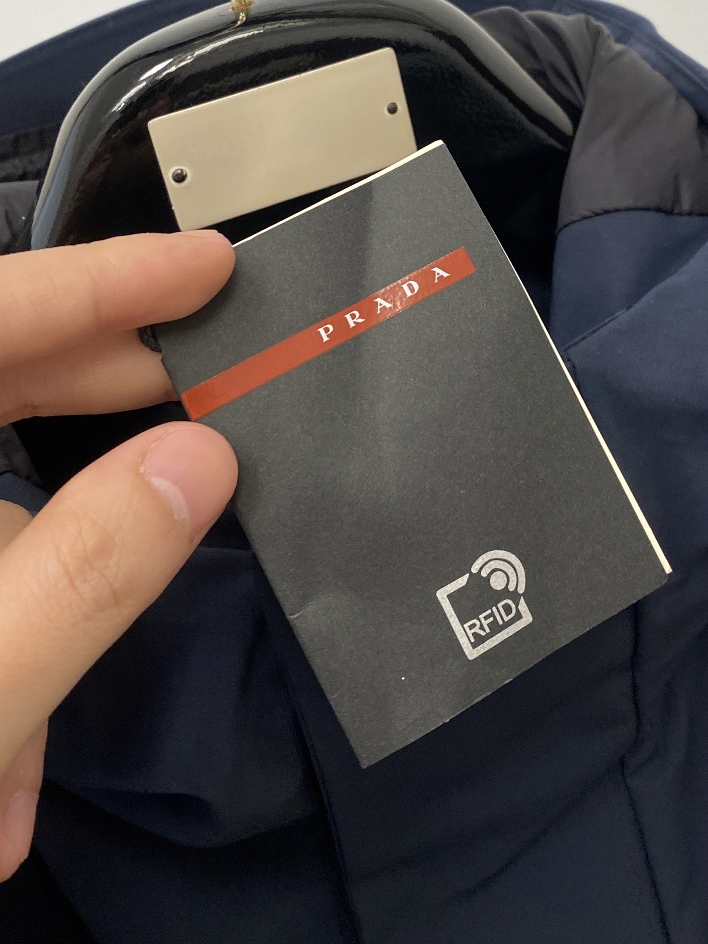 普拉达、2025最新款男士轻薄羽绒夹克、面料柔软舒适 ．上身版型超赞 ．拉链．辅料都是客供 、进口面料，