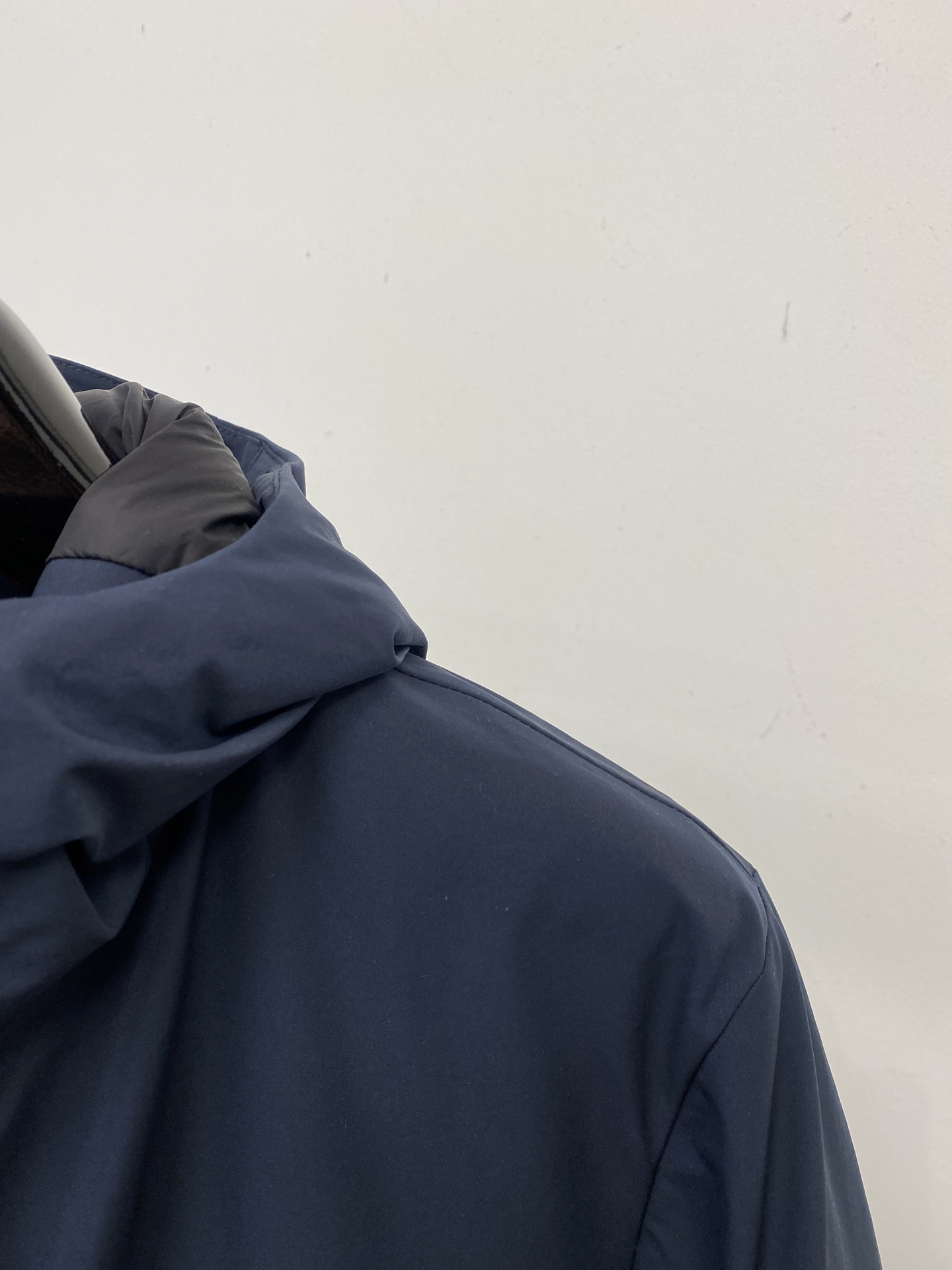 普拉达、2025最新款男士轻薄羽绒夹克、面料柔软舒适 ．上身版型超赞 ．拉链．辅料都是客供 、进口面料，