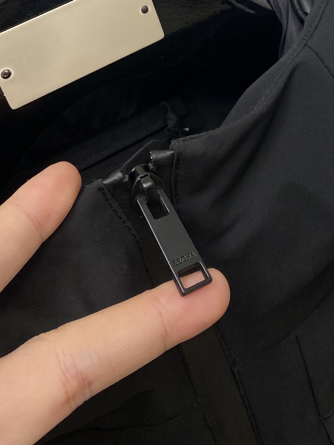 杰尼亚、2025最新款男士轻薄羽绒夹克、面料柔软舒适 ．上身版型超赞 ．拉链．辅料都是客供 、进口面料，