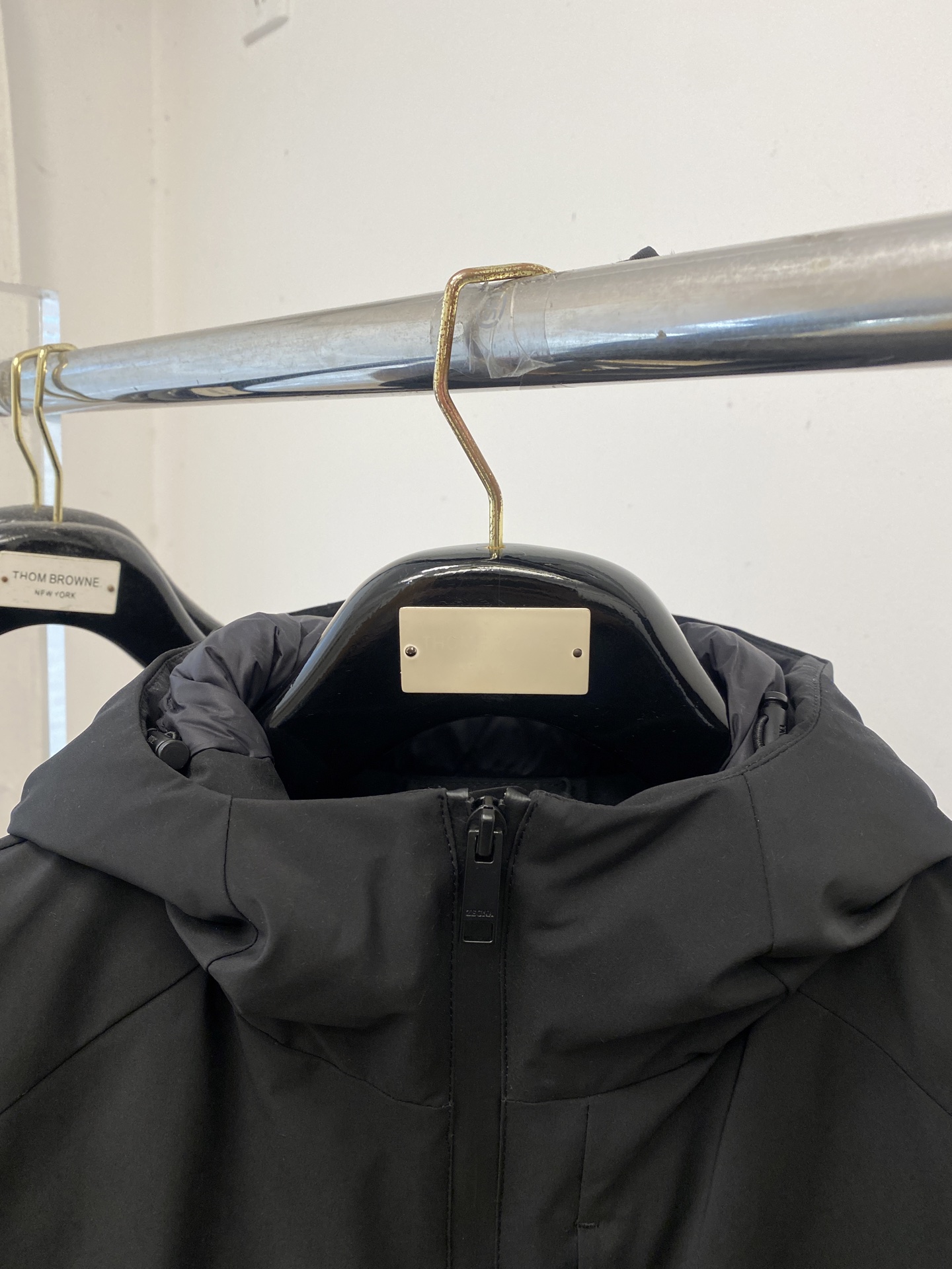 杰尼亚、2025最新款男士轻薄羽绒夹克、面料柔软舒适 ．上身版型超赞 ．拉链．辅料都是客供 、进口面料，