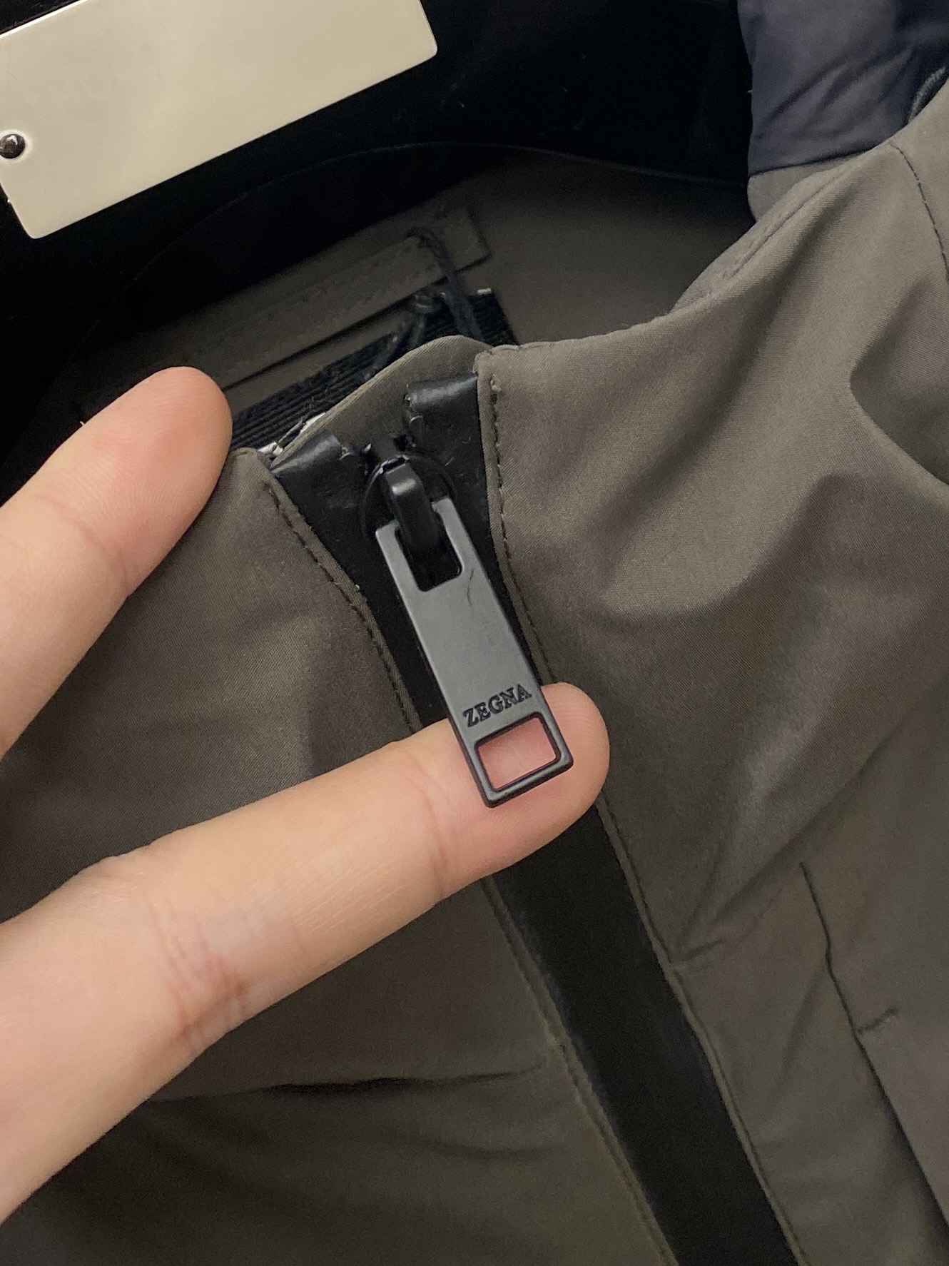 杰尼亚、2025最新款男士轻薄羽绒夹克、面料柔软舒适 ．上身版型超赞 ．拉链．辅料都是客供 、进口面料，