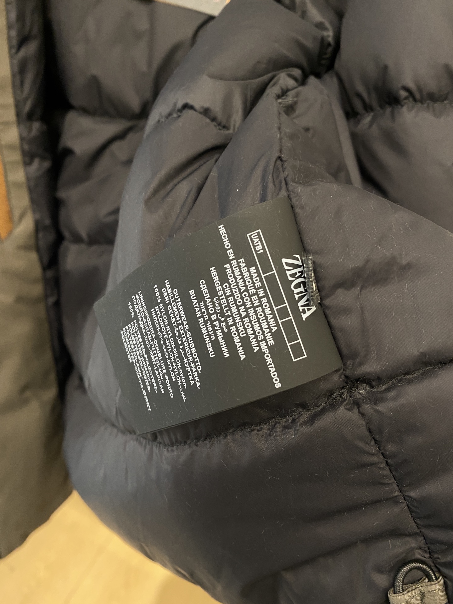 杰尼亚、2025最新款男士轻薄羽绒夹克、面料柔软舒适 ．上身版型超赞 ．拉链．辅料都是客供 、进口面料，