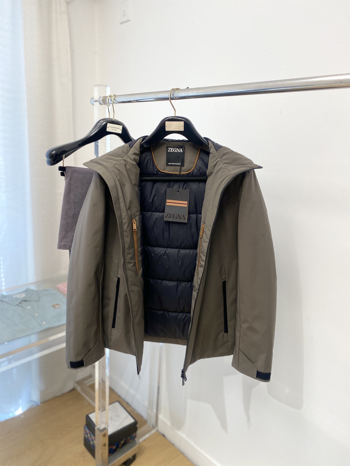 杰尼亚、2025最新款男士轻薄羽绒夹克、面料柔软舒适 ．上身版型超赞 ．拉链．辅料都是客供 、进口面料，