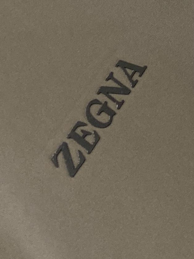 杰尼亚、2025最新款男士轻薄羽绒夹克、面料柔软舒适 ．上身版型超赞 ．拉链．辅料都是客供 、进口面料，