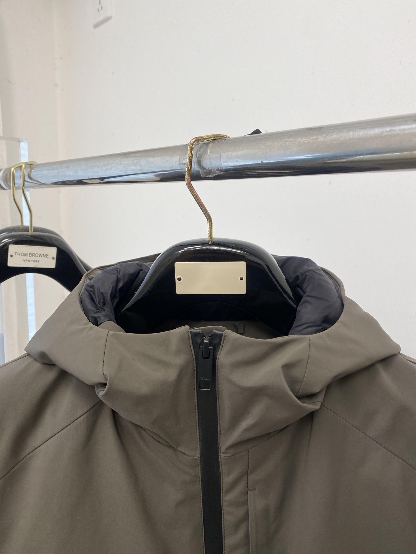 杰尼亚、2025最新款男士轻薄羽绒夹克、面料柔软舒适 ．上身版型超赞 ．拉链．辅料都是客供 、进口面料，