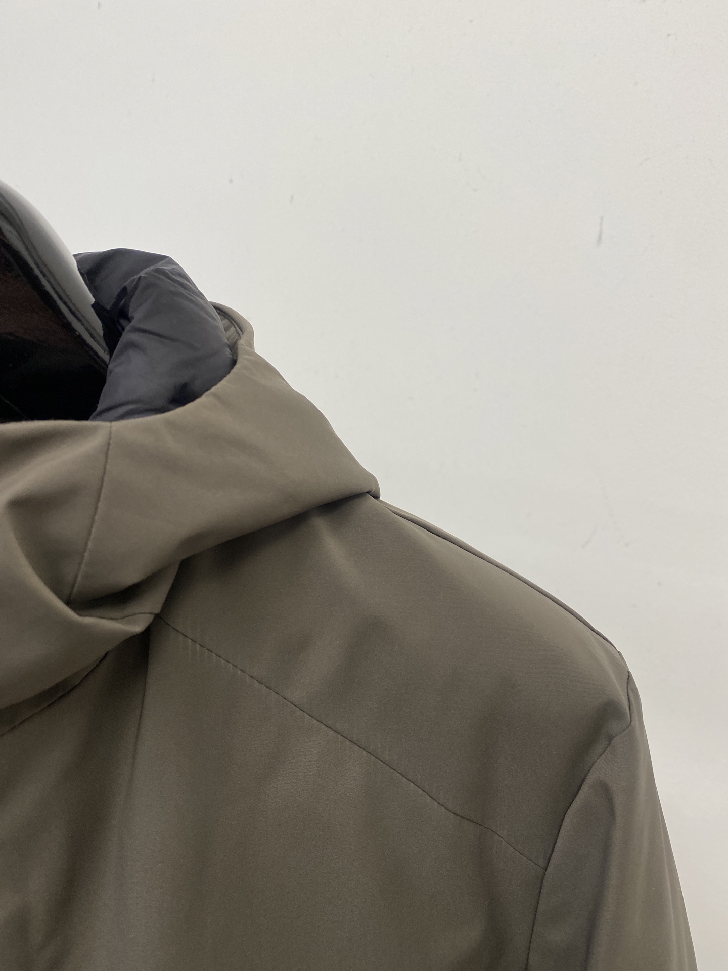 杰尼亚、2025最新款男士轻薄羽绒夹克、面料柔软舒适 ．上身版型超赞 ．拉链．辅料都是客供 、进口面料，