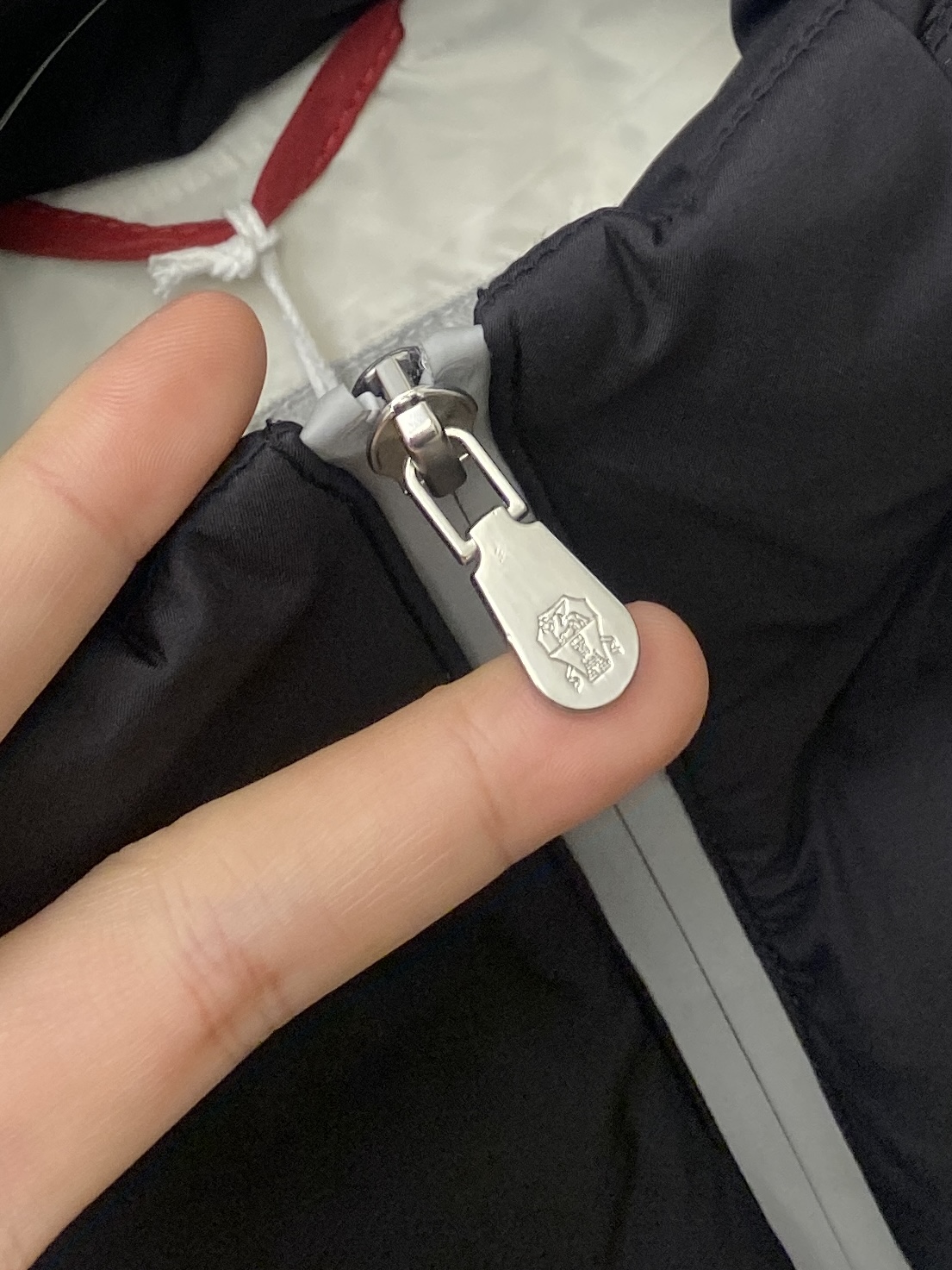 Brunello Cucinelli、2025最新款男士轻薄羽绒服、面料柔软舒适 ．上身版型超赞 ．拉链