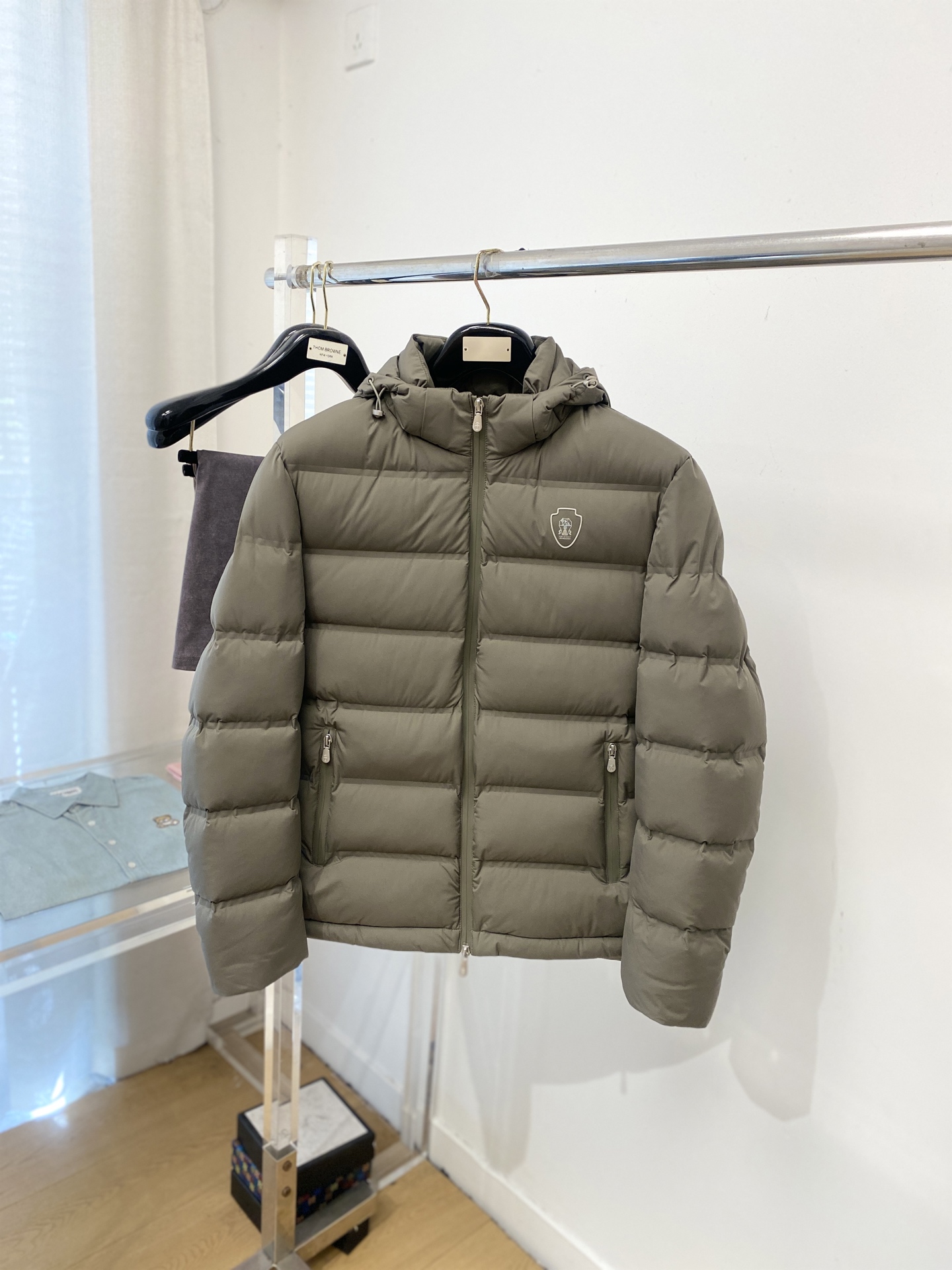 Brunello Cucinelli、2025最新款男士轻薄羽绒服、面料柔软舒适 ．上身版型超赞 ．拉链