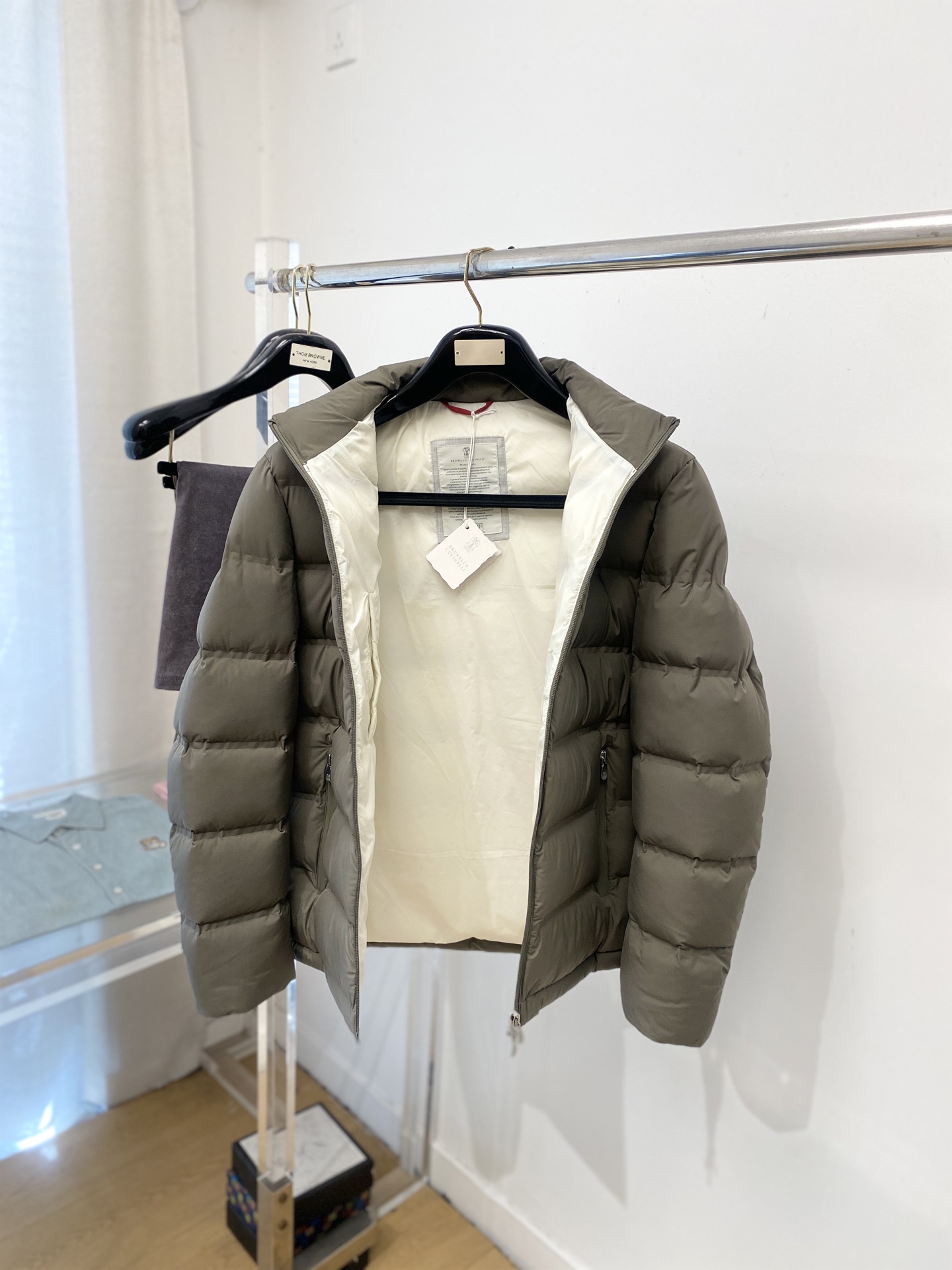 Brunello Cucinelli、2025最新款男士轻薄羽绒服、面料柔软舒适 ．上身版型超赞 ．拉链