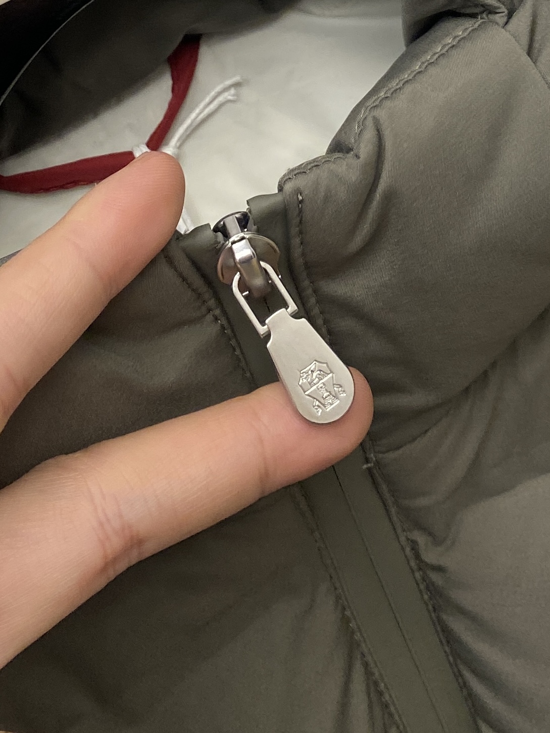 Brunello Cucinelli、2025最新款男士轻薄羽绒服、面料柔软舒适 ．上身版型超赞 ．拉链