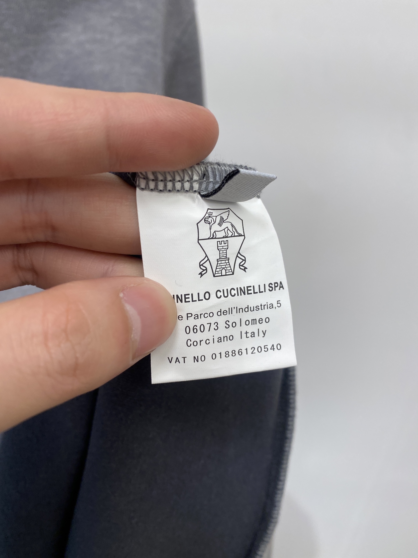 Brunello Cucinelli、2025新品卫衣，帅气时尚，胸前精致刺绣图案logo，简约百搭款。