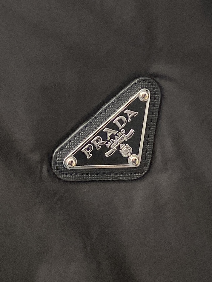 普拉达、2025最新款男士轻薄羽绒夹克、面料柔软舒适 ．上身版型超赞 ．拉链．辅料都是客供 、进口面料，