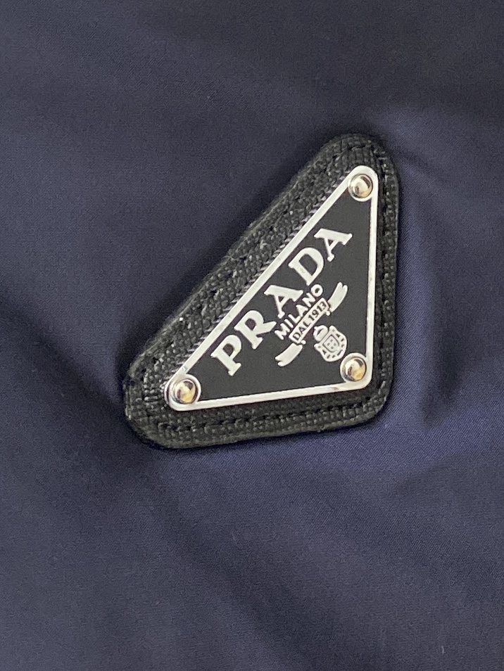 普拉达、2025最新款男士轻薄羽绒夹克、面料柔软舒适 ．上身版型超赞 ．拉链．辅料都是客供 、进口面料，