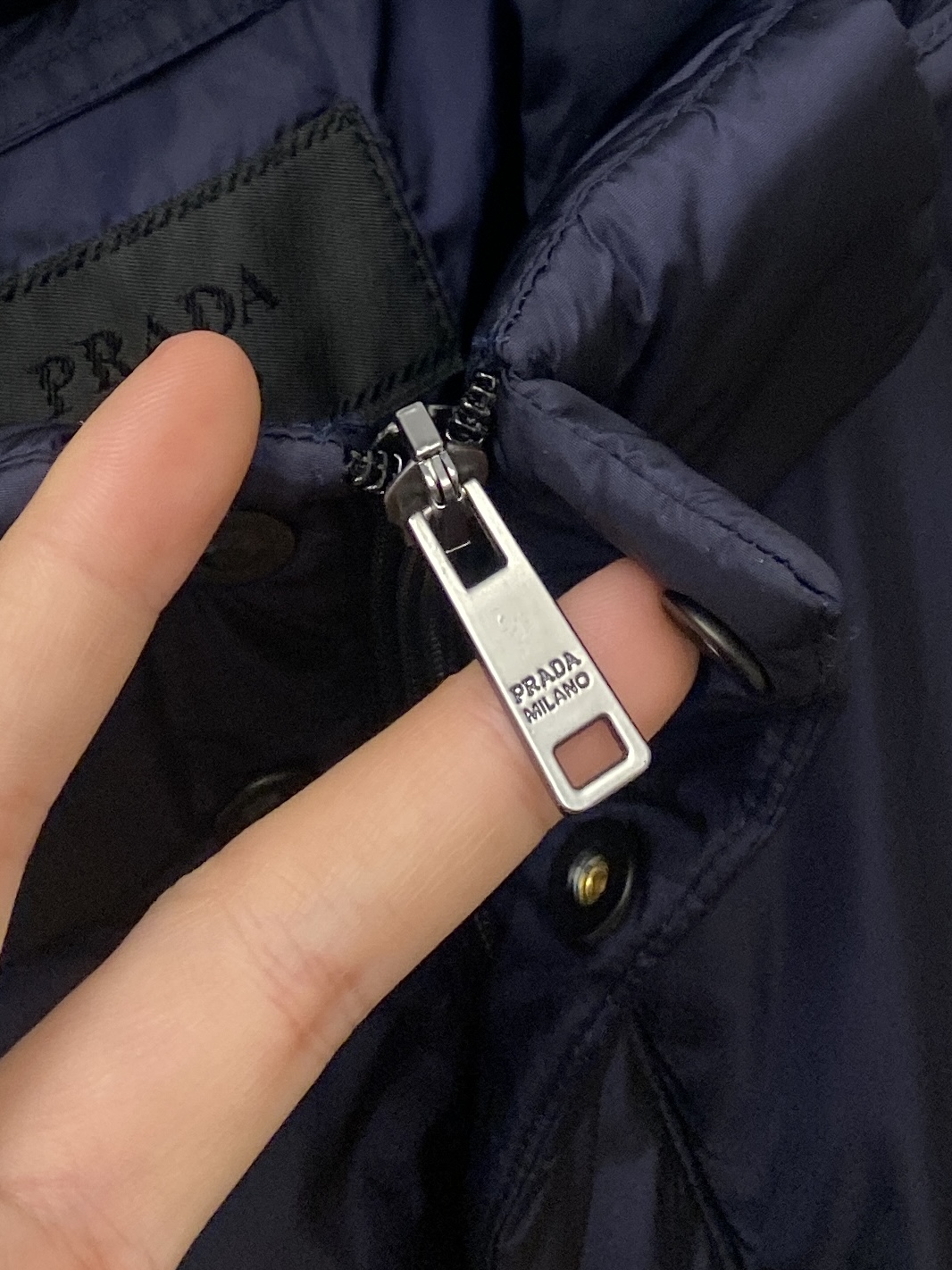 普拉达、2025最新款男士轻薄羽绒夹克、面料柔软舒适 ．上身版型超赞 ．拉链．辅料都是客供 、进口面料，