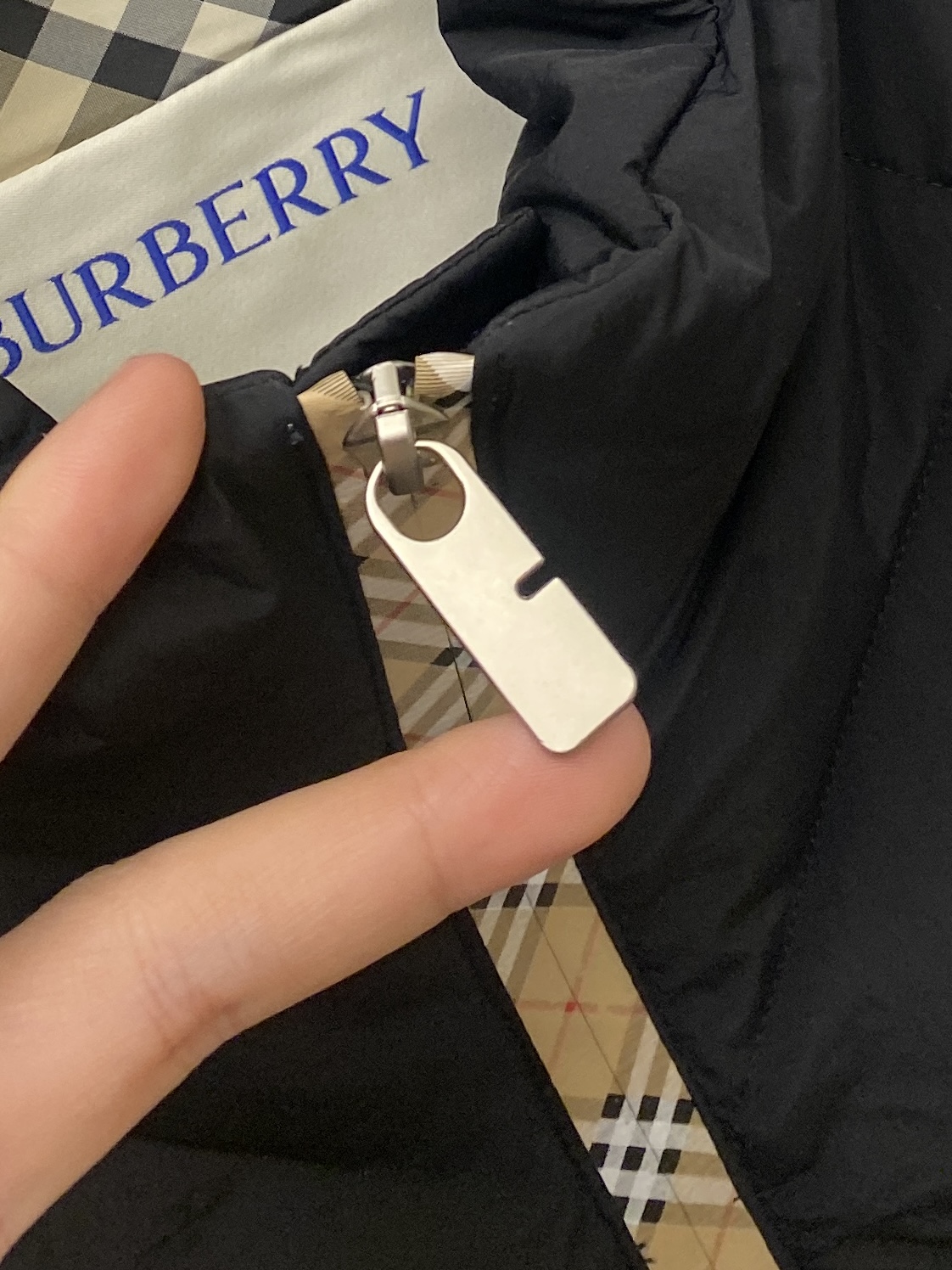 巴宝莉、2025最新款男士轻薄羽绒服、面料柔软舒适 ．上身版型超赞 ．拉链．辅料都是客供 、进口面料，轻