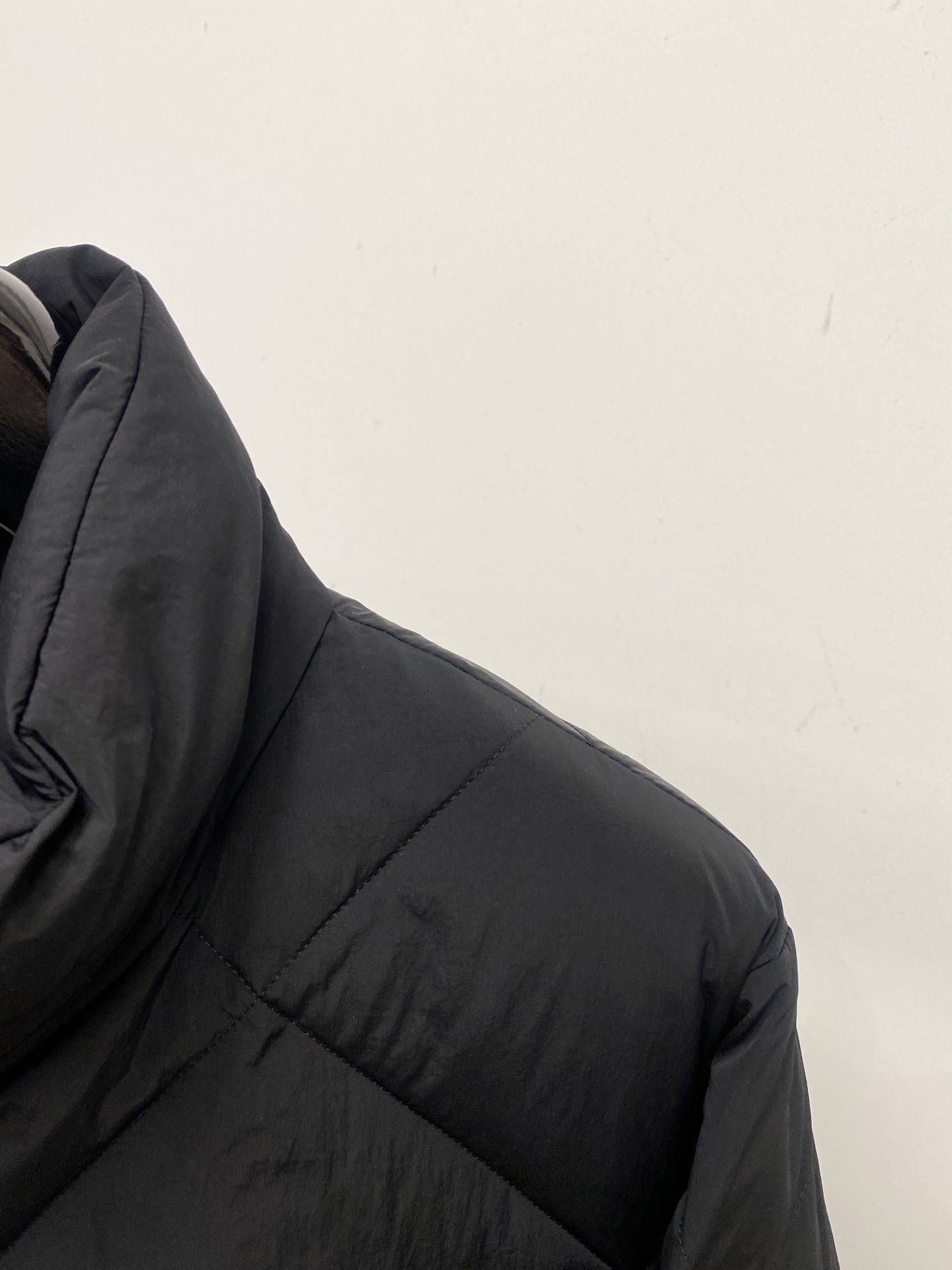 巴宝莉、2025最新款男士轻薄羽绒服、面料柔软舒适 ．上身版型超赞 ．拉链．辅料都是客供 、进口面料，轻