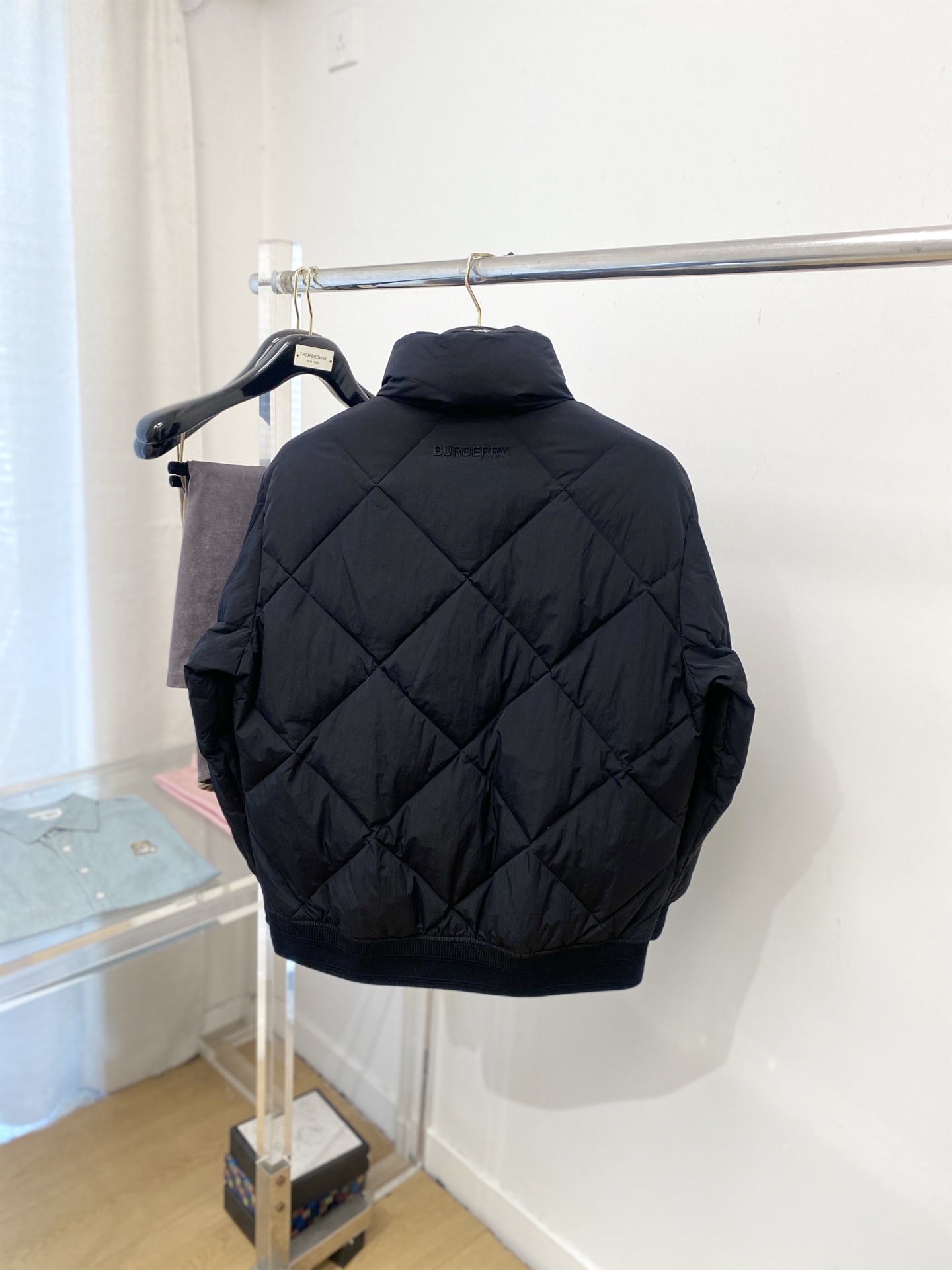 巴宝莉、2025最新款男士轻薄羽绒服、面料柔软舒适 ．上身版型超赞 ．拉链．辅料都是客供 、进口面料，轻