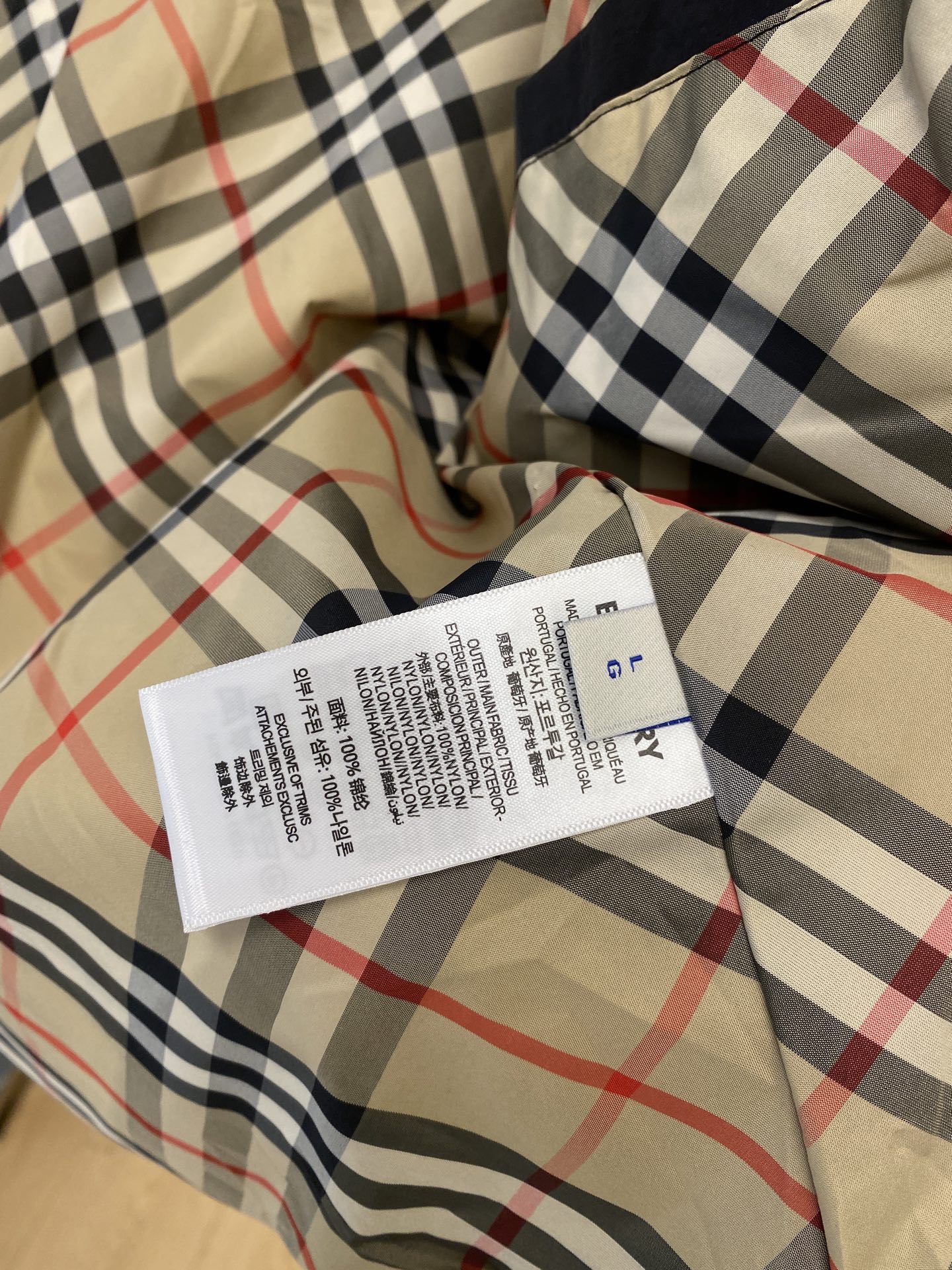 巴宝莉、2025最新款男士轻薄羽绒服、面料柔软舒适 ．上身版型超赞 ．拉链．辅料都是客供 、进口面料，轻