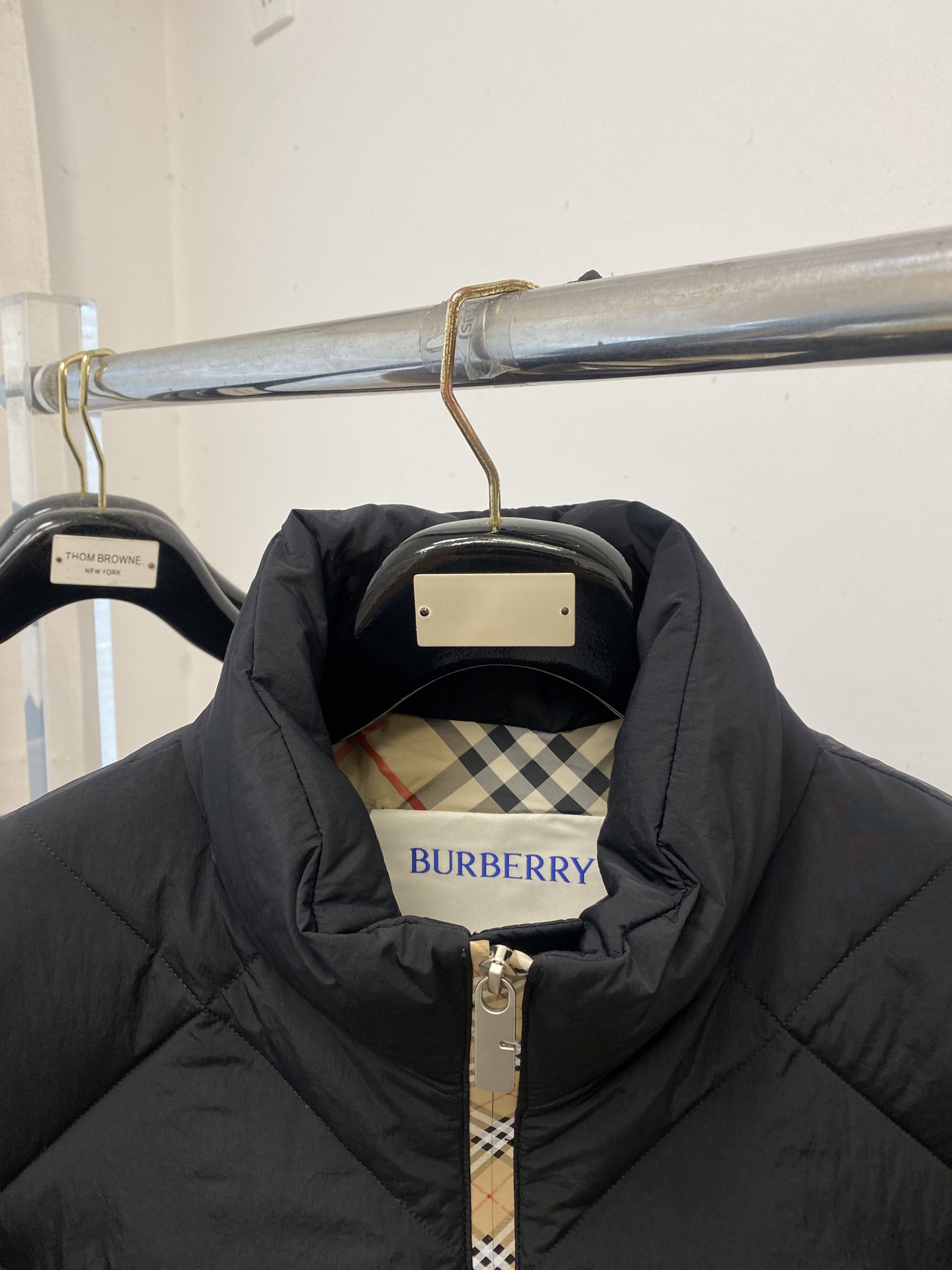 巴宝莉、2025最新款男士轻薄羽绒服、面料柔软舒适 ．上身版型超赞 ．拉链．辅料都是客供 、进口面料，轻