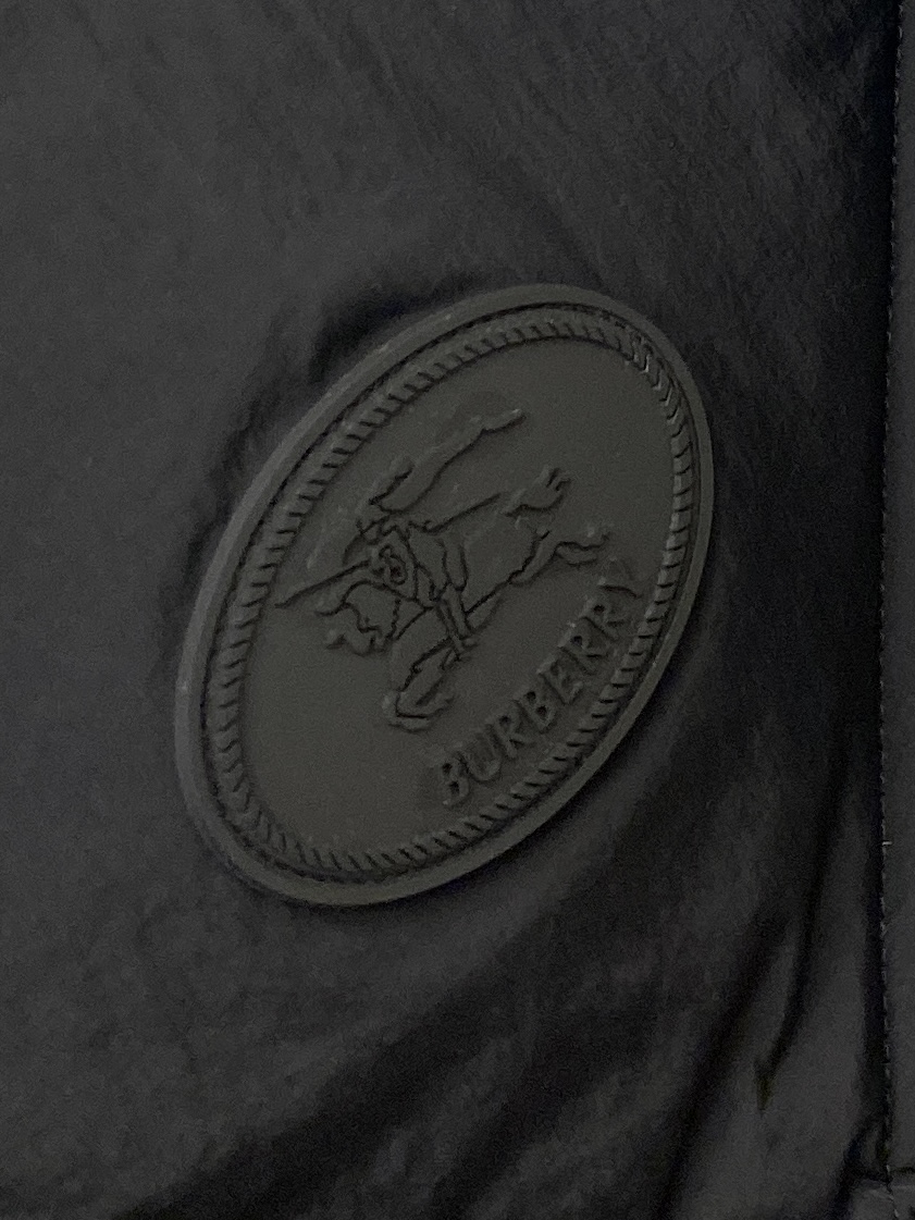 巴宝莉、2025最新款男士轻薄羽绒服、面料柔软舒适 ．上身版型超赞 ．拉链．辅料都是客供 、进口面料，轻