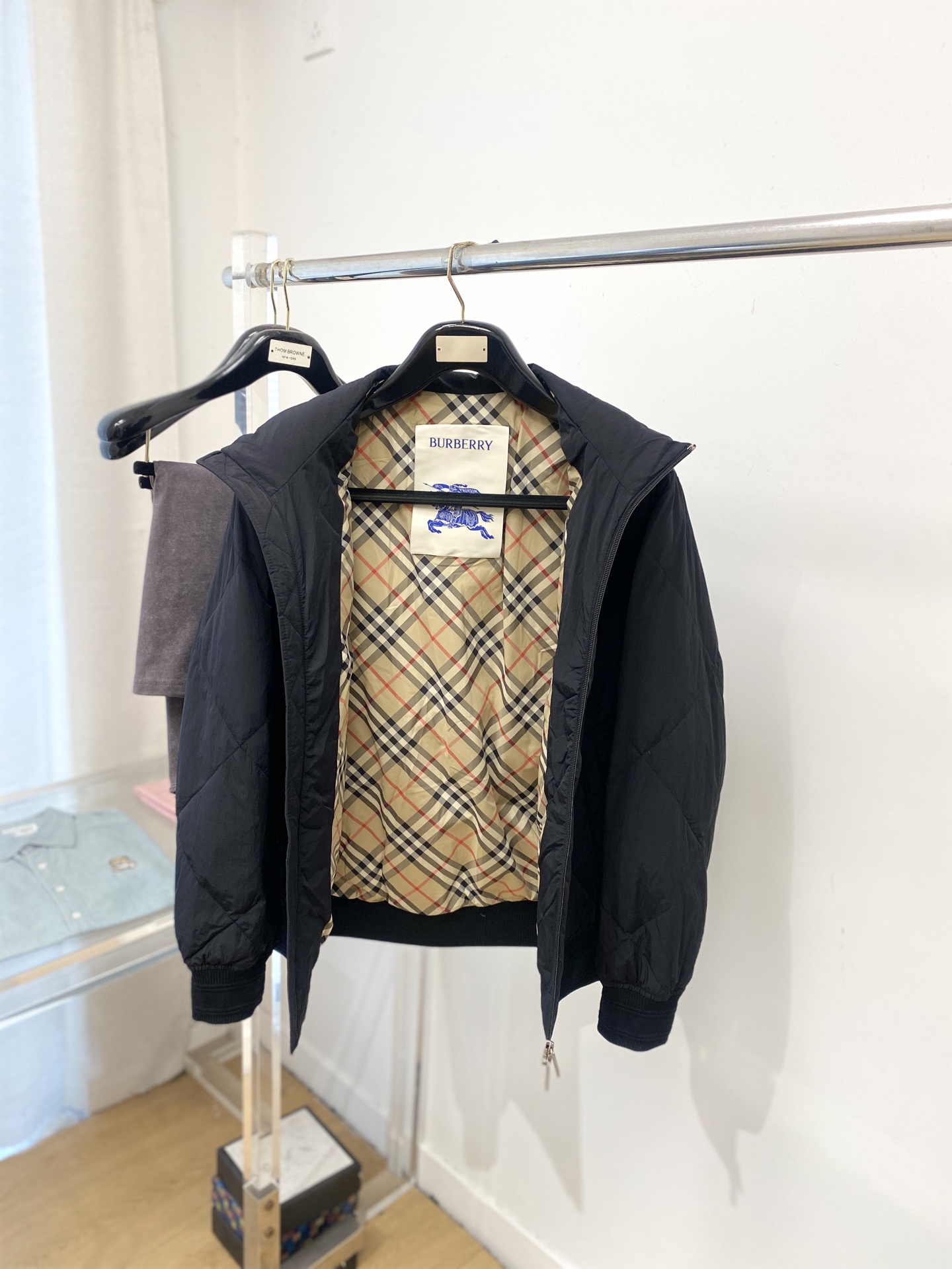 巴宝莉、2025最新款男士轻薄羽绒服、面料柔软舒适 ．上身版型超赞 ．拉链．辅料都是客供 、进口面料，轻