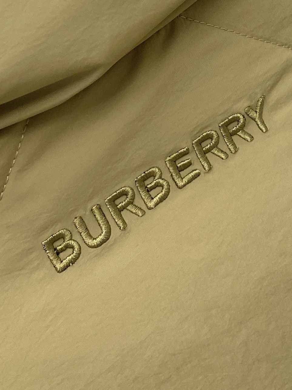 巴宝莉、2025最新款男士轻薄羽绒服、面料柔软舒适 ．上身版型超赞 ．拉链．辅料都是客供 、进口面料，轻