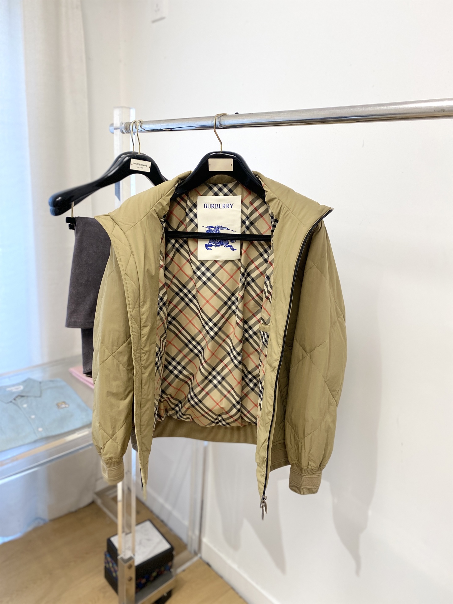 巴宝莉、2025最新款男士轻薄羽绒服、面料柔软舒适 ．上身版型超赞 ．拉链．辅料都是客供 、进口面料，轻