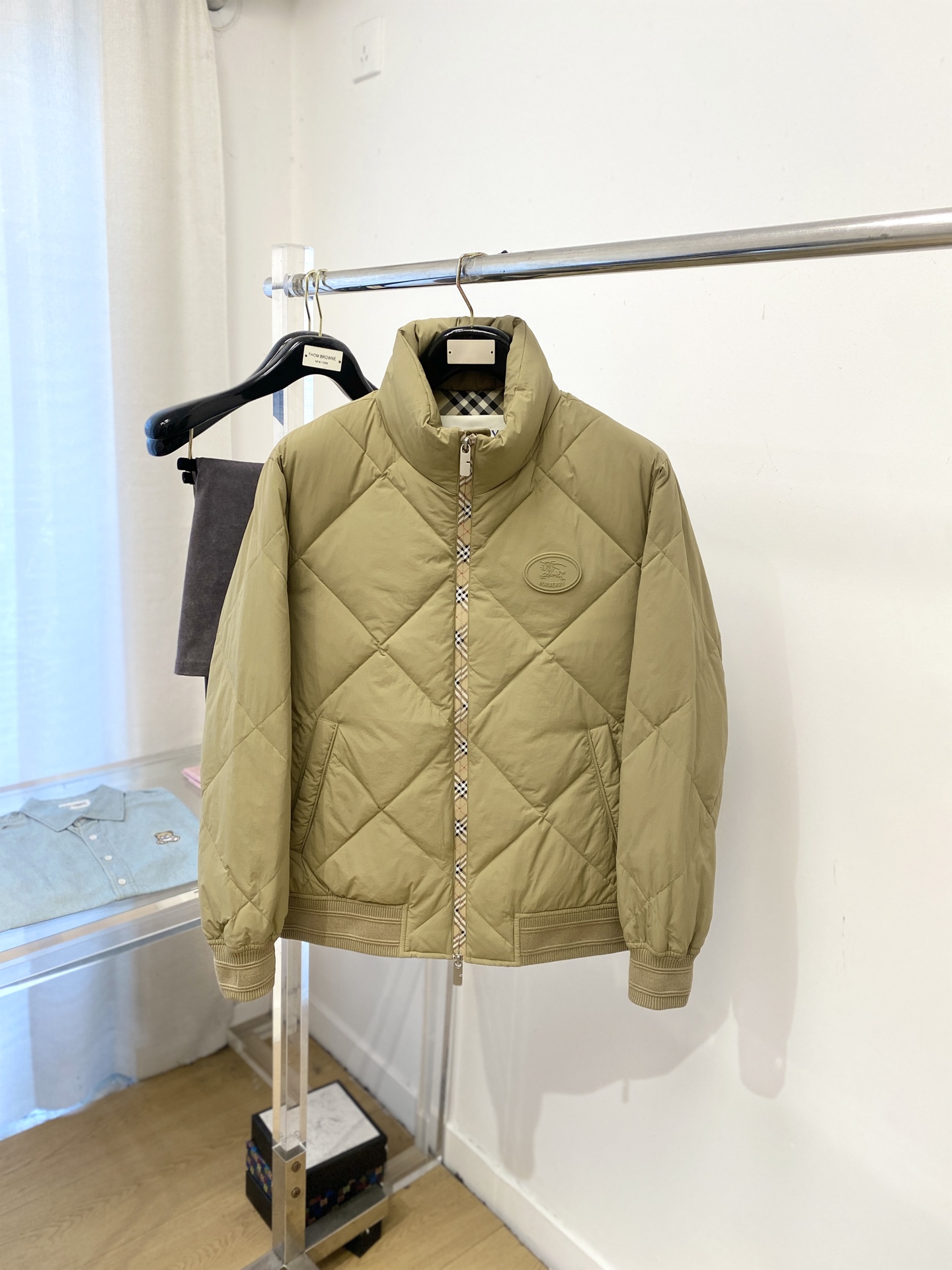 巴宝莉、2025最新款男士轻薄羽绒服、面料柔软舒适 ．上身版型超赞 ．拉链．辅料都是客供 、进口面料，轻