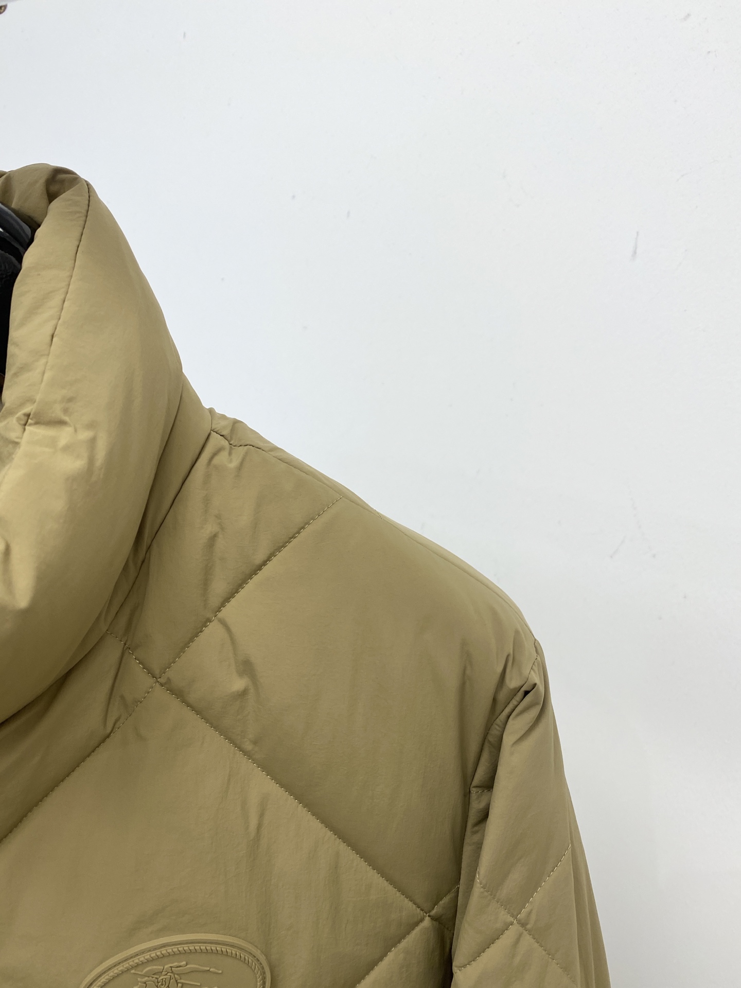 巴宝莉、2025最新款男士轻薄羽绒服、面料柔软舒适 ．上身版型超赞 ．拉链．辅料都是客供 、进口面料，轻