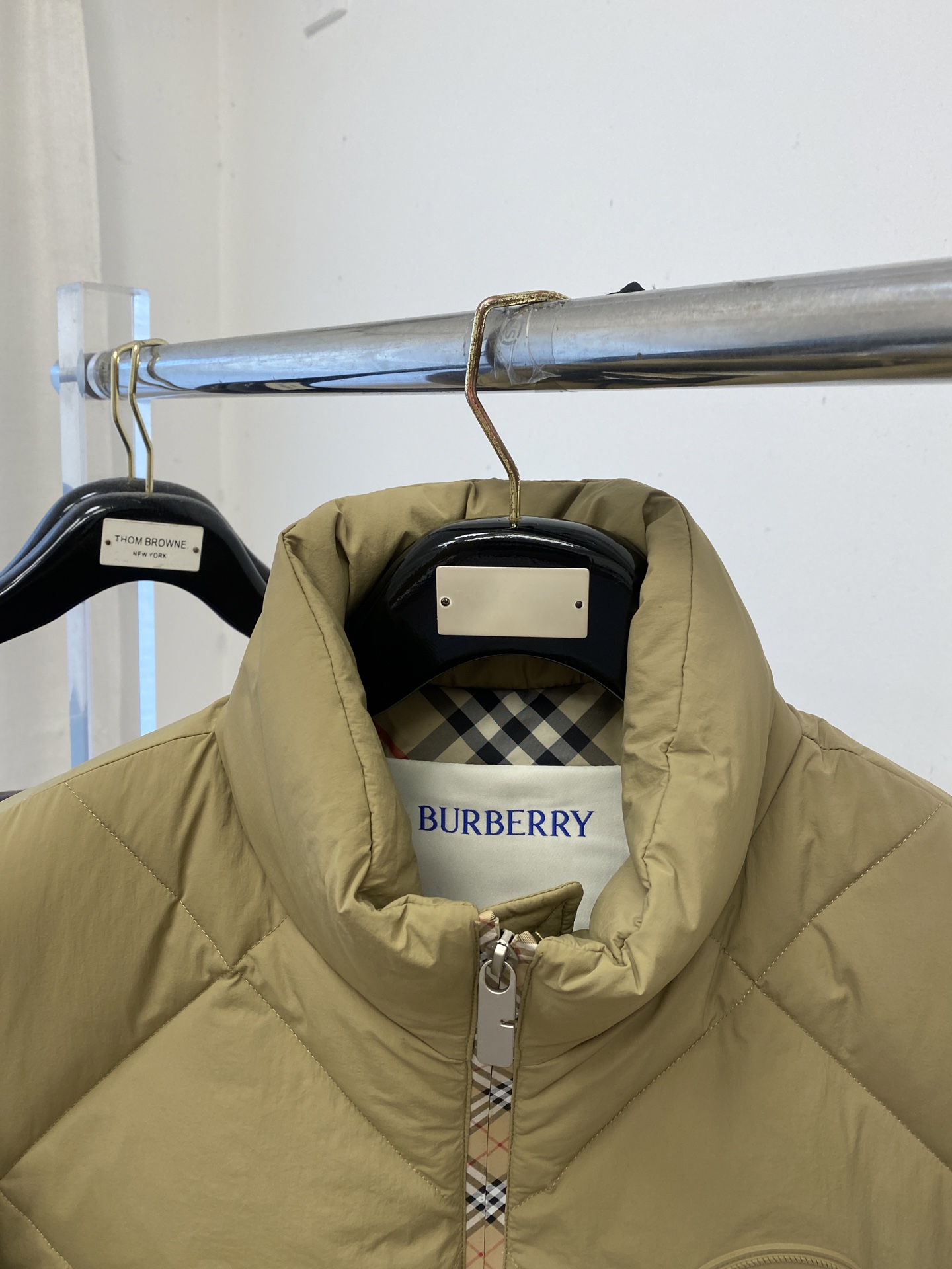 巴宝莉、2025最新款男士轻薄羽绒服、面料柔软舒适 ．上身版型超赞 ．拉链．辅料都是客供 、进口面料，轻