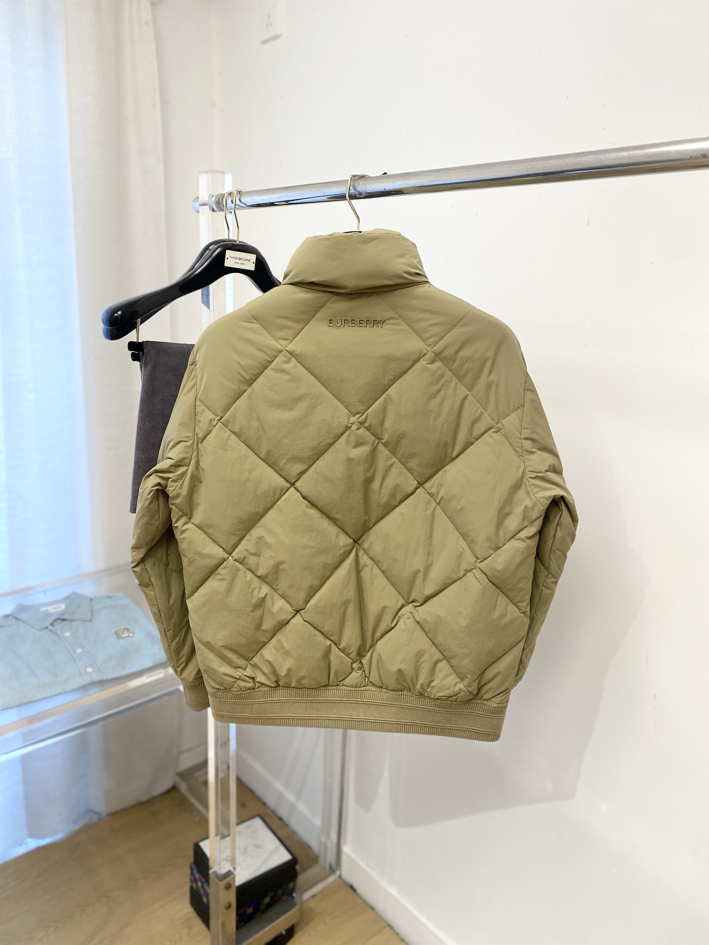 巴宝莉、2025最新款男士轻薄羽绒服、面料柔软舒适 ．上身版型超赞 ．拉链．辅料都是客供 、进口面料，轻