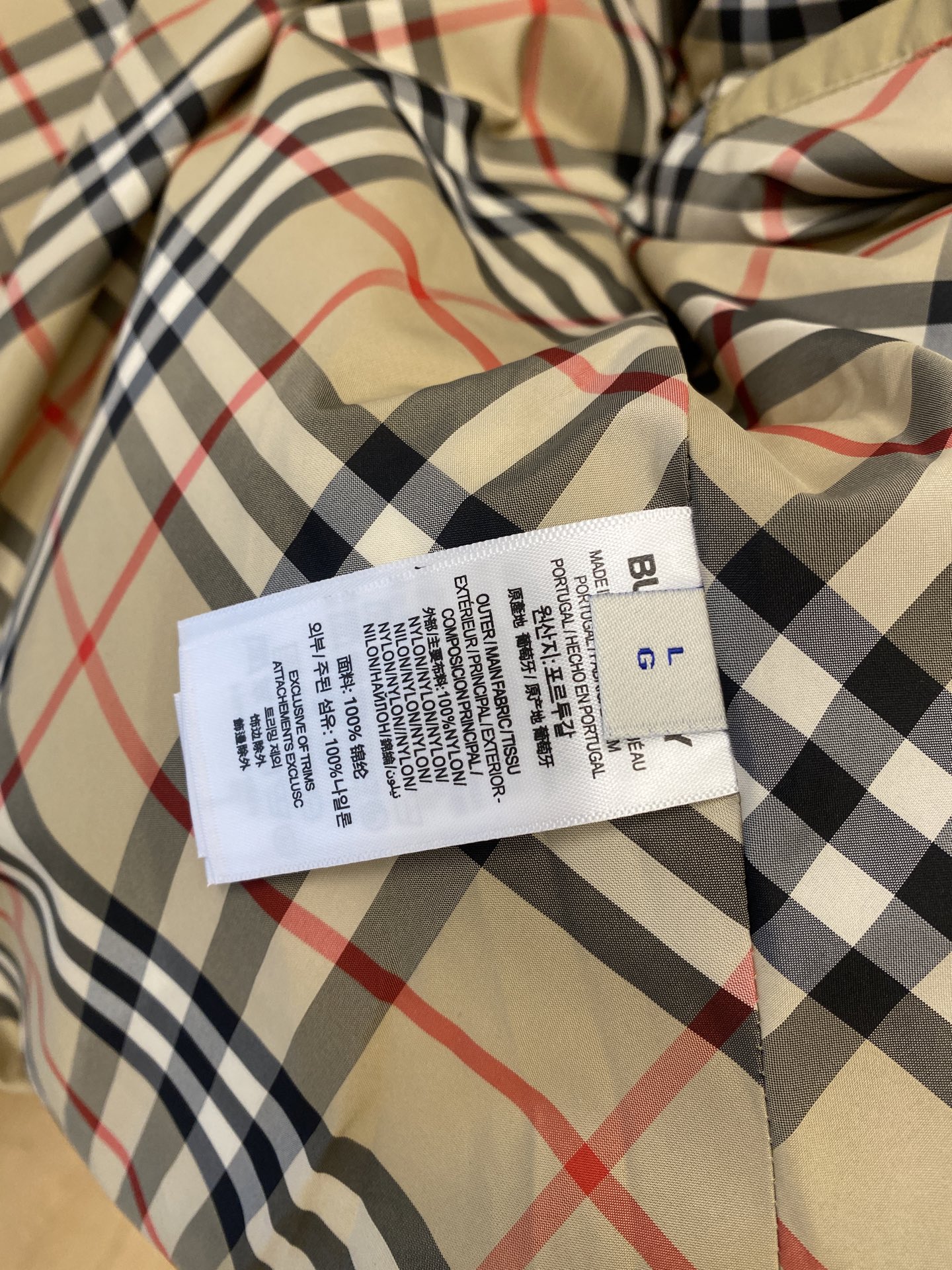 巴宝莉、2025最新款男士轻薄羽绒服、面料柔软舒适 ．上身版型超赞 ．拉链．辅料都是客供 、进口面料，轻