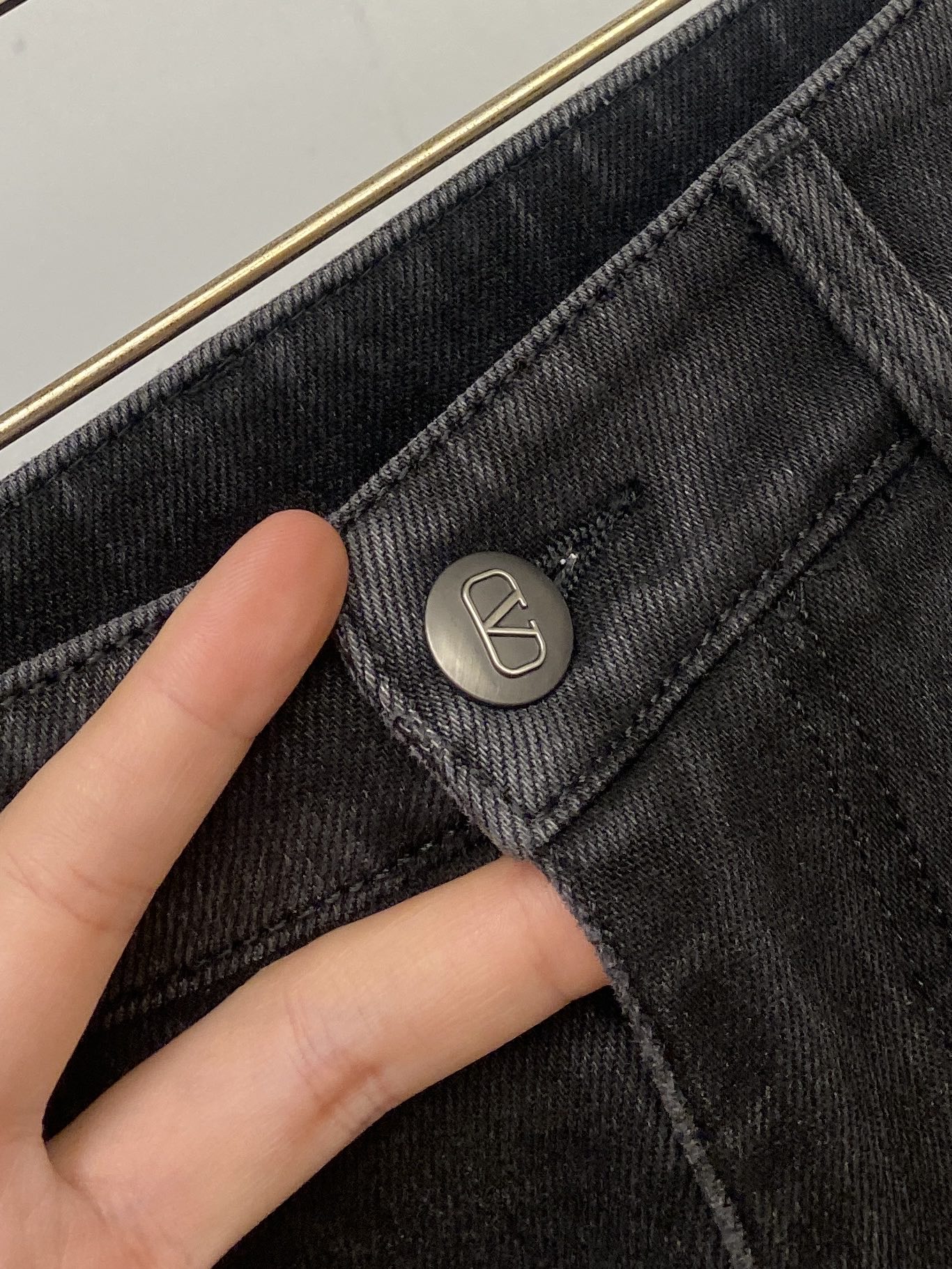 支持年后退换！ 华伦天奴、2025最新品，专柜同步有售，原单狠货，水洗休闲牛仔裤，进口原版水洗弹力面料，