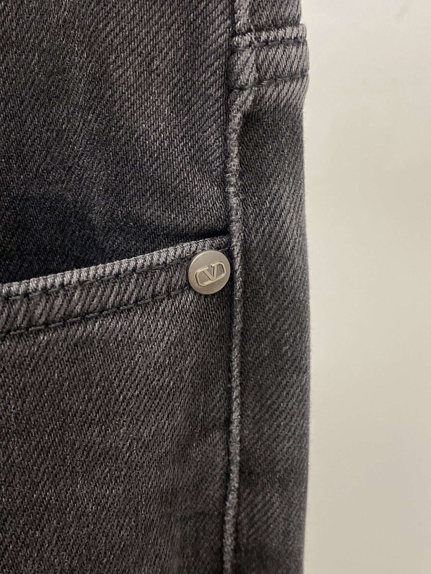 支持年后退换！ 华伦天奴、2025最新品，专柜同步有售，原单狠货，水洗休闲牛仔裤，进口原版水洗弹力面料，