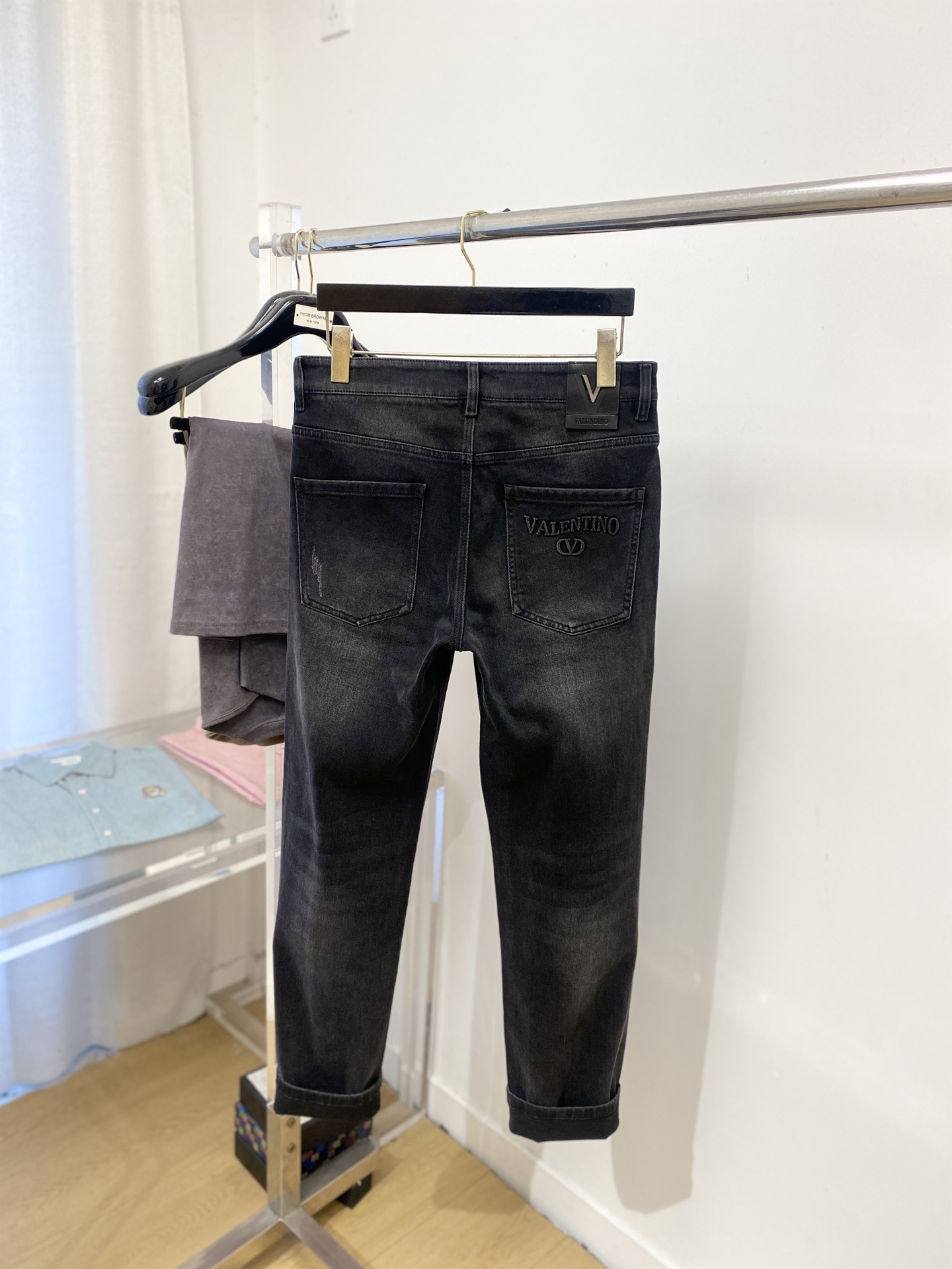 支持年后退换！ 华伦天奴、2025最新品，专柜同步有售，原单狠货，水洗休闲牛仔裤，进口原版水洗弹力面料，