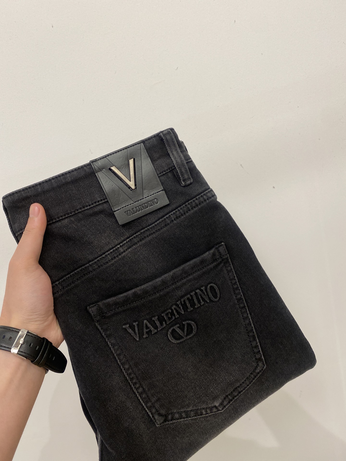 支持年后退换！ 华伦天奴、2025最新品，专柜同步有售，原单狠货，水洗休闲牛仔裤，进口原版水洗弹力面料，