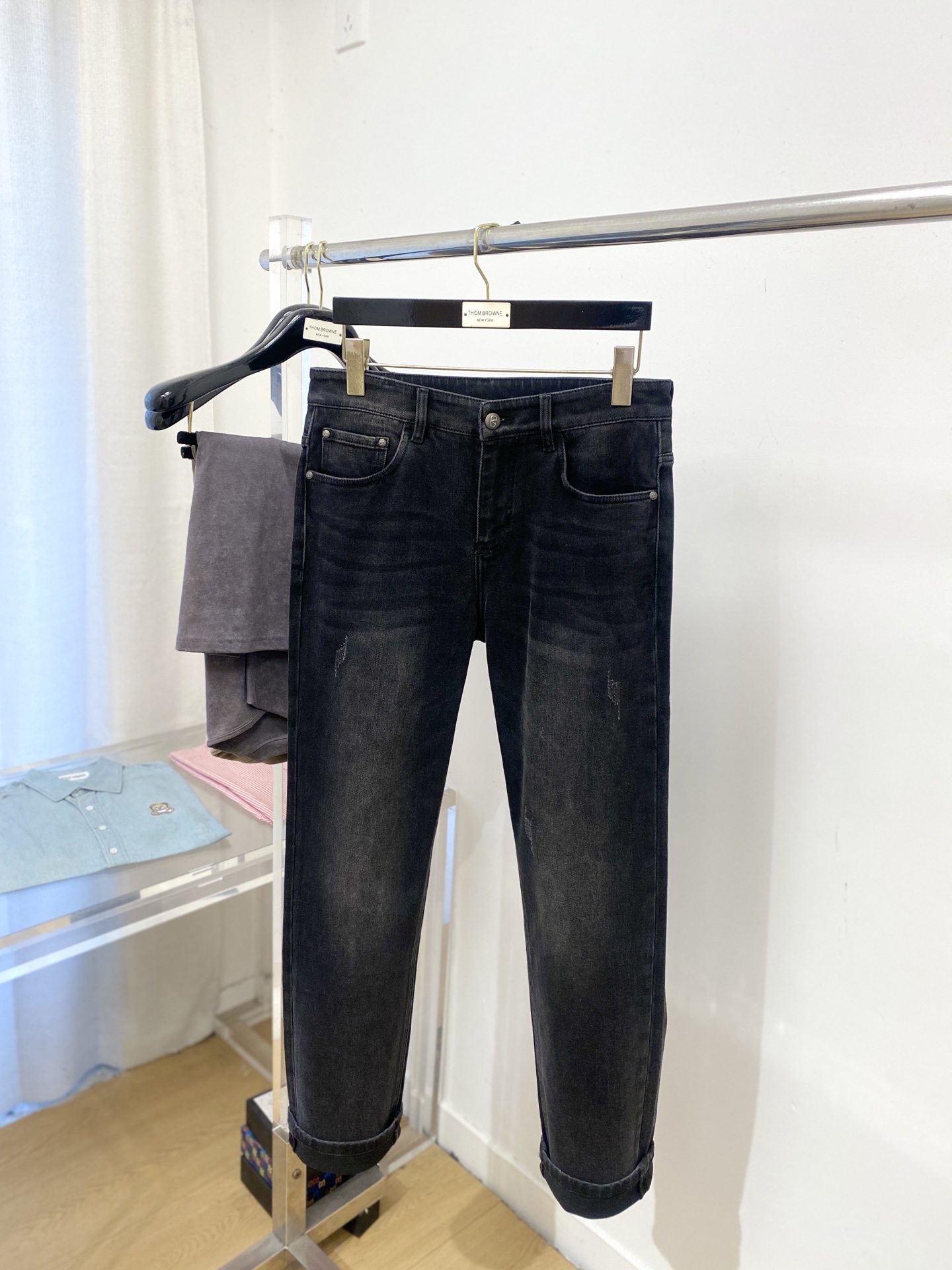 支持年后退换！ 华伦天奴、2025最新品，专柜同步有售，原单狠货，水洗休闲牛仔裤，进口原版水洗弹力面料，