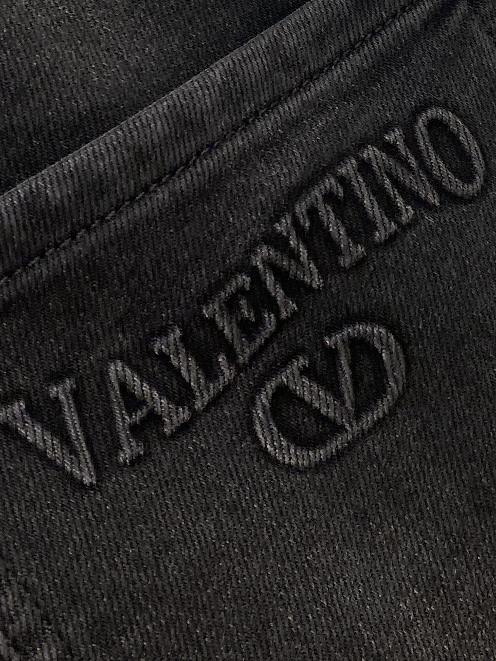 支持年后退换！ 华伦天奴、2025最新品，专柜同步有售，原单狠货，水洗休闲牛仔裤，进口原版水洗弹力面料，